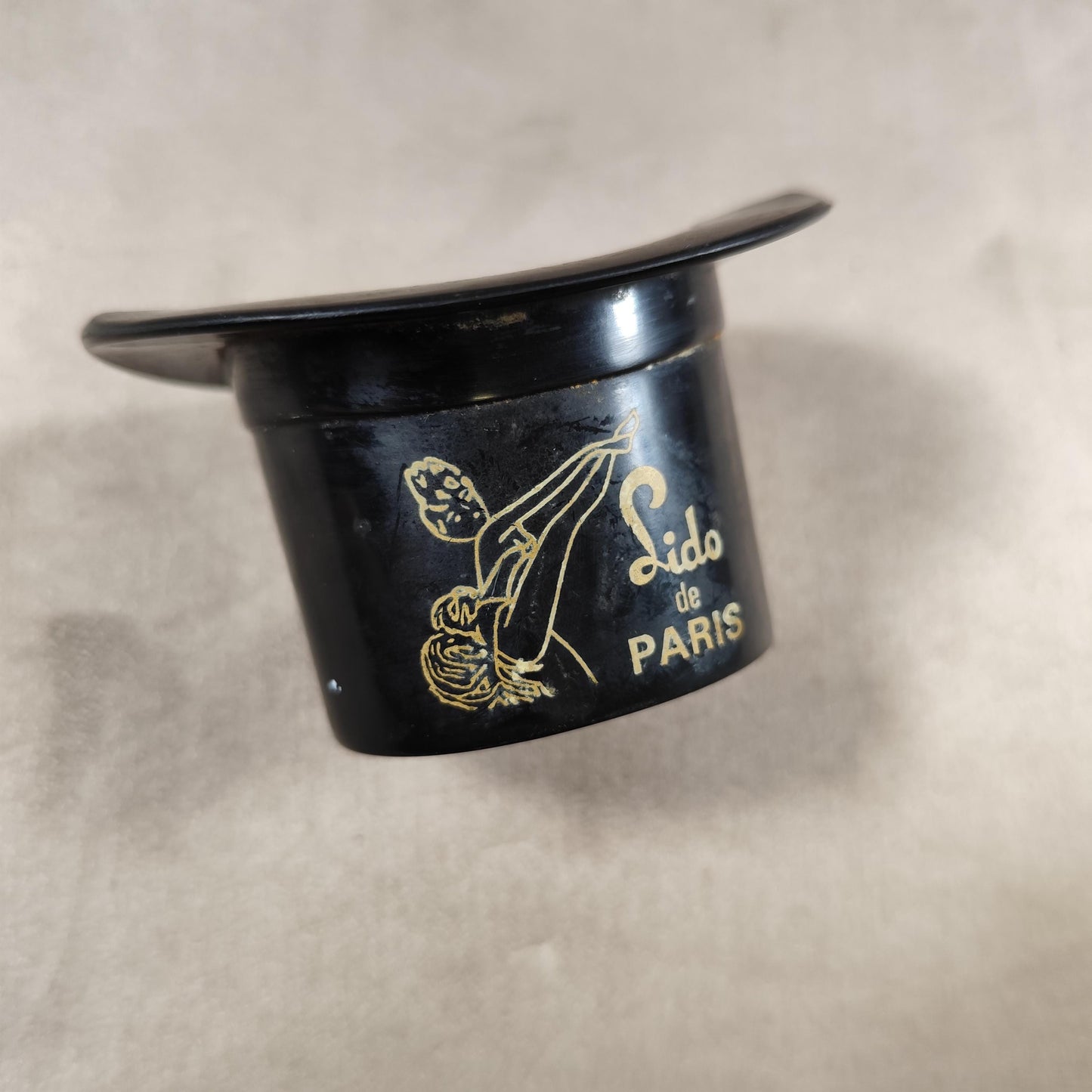 Cendrier publicitaire Champagne Moët & Chandon en plastique forme de chapeau pour le Lido Paris Made in France Vintage 1980