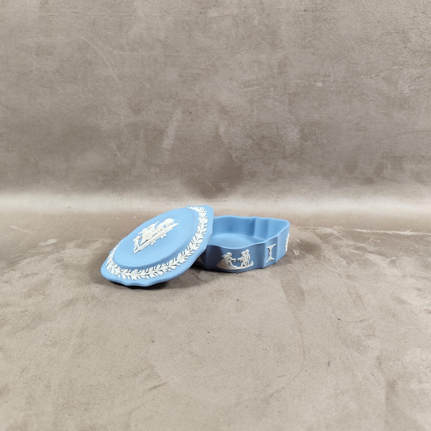 Petite boite à savon Jaspeware en biscuit bleu Wedgwood Made in England Vintage 1970