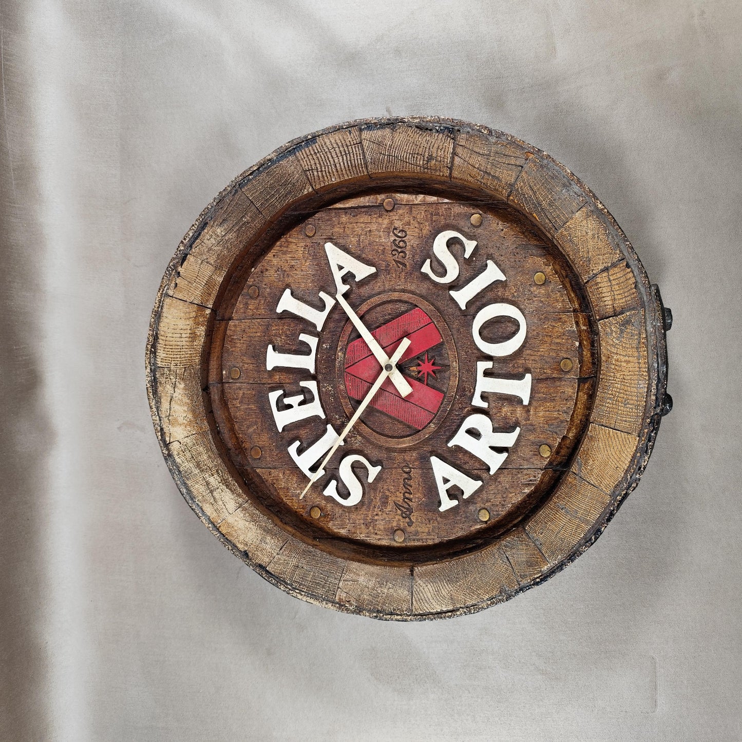 Horloge Bière Stella Artois en forme de tonneau Made in France Vintage 1980