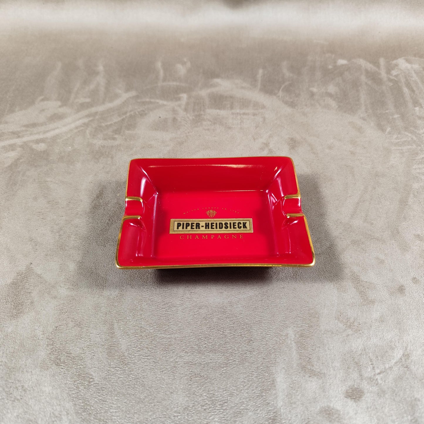 Cendrier Champagne Piper-Heidsieck en porcelaine rouge Made In France Vintage 1970
