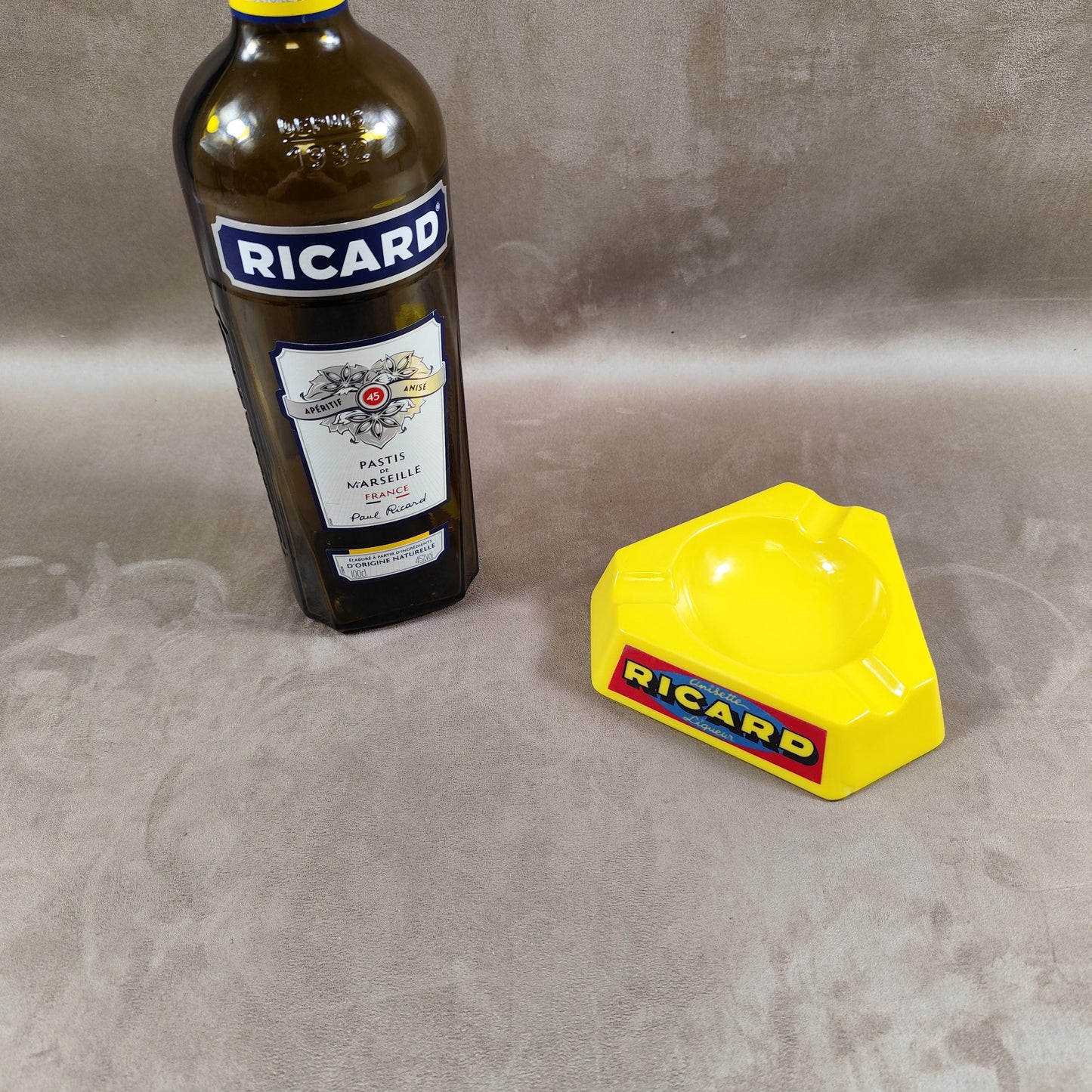 Cendrier de bar triangulaire publicitaire RICARD en verre jaune Made in France Vintage 1960