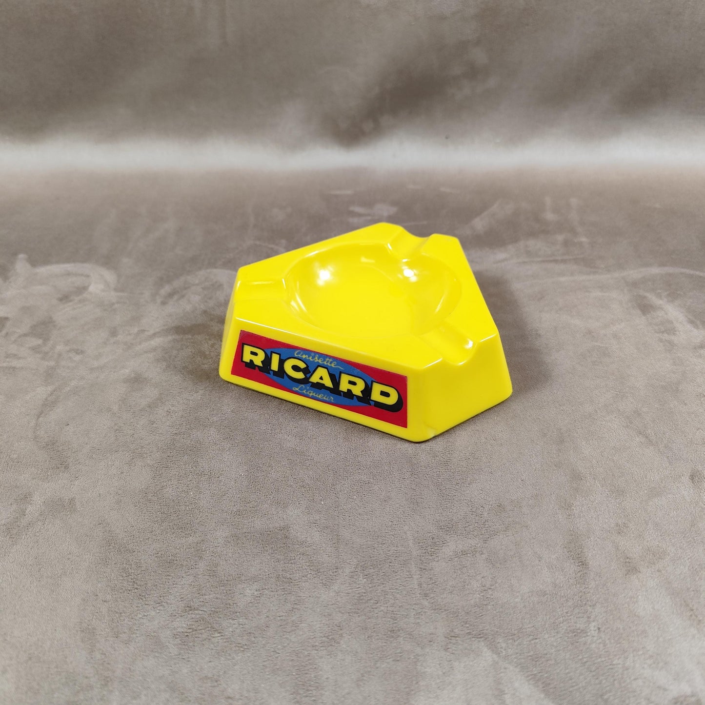 Cendrier de bar triangulaire publicitaire RICARD en verre jaune Made in France Vintage 1960