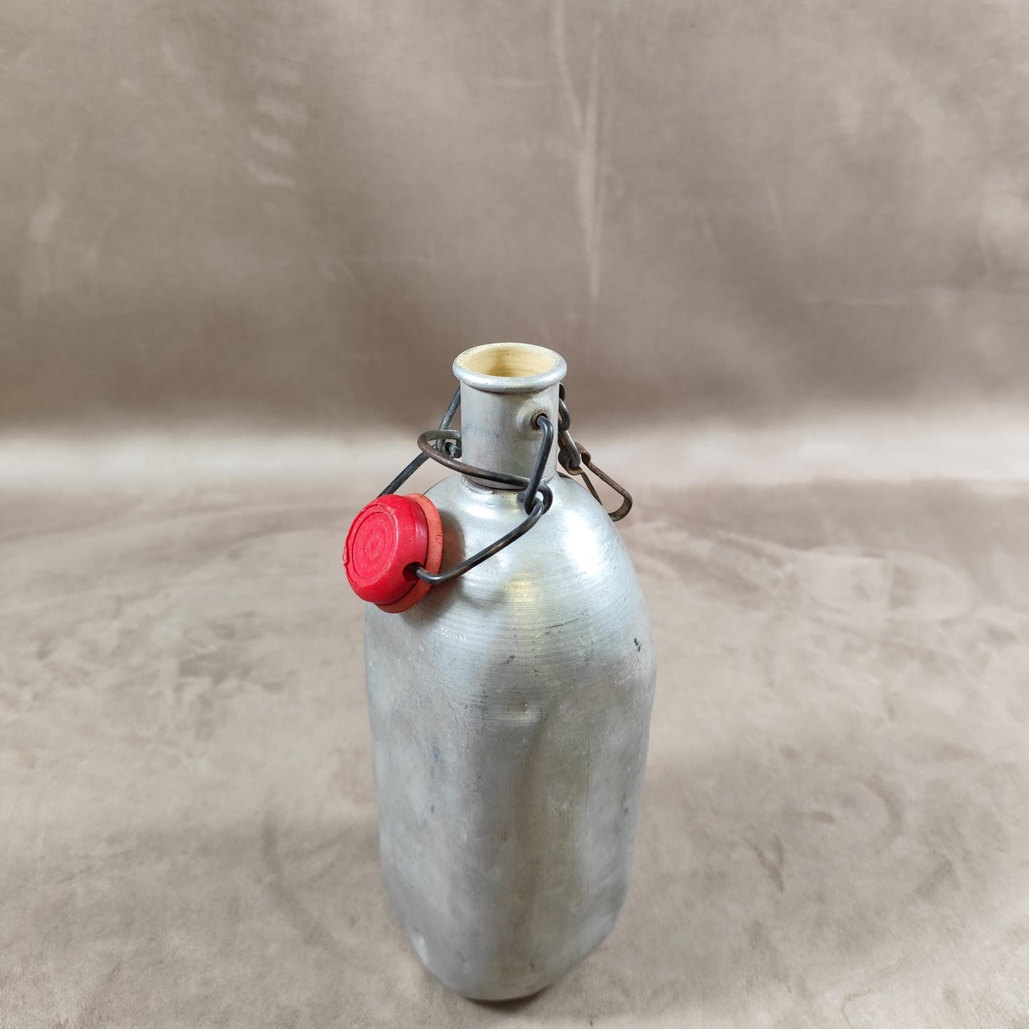 Gourde avec bouchon mécanique en aluminium Made in France Vintage 1960