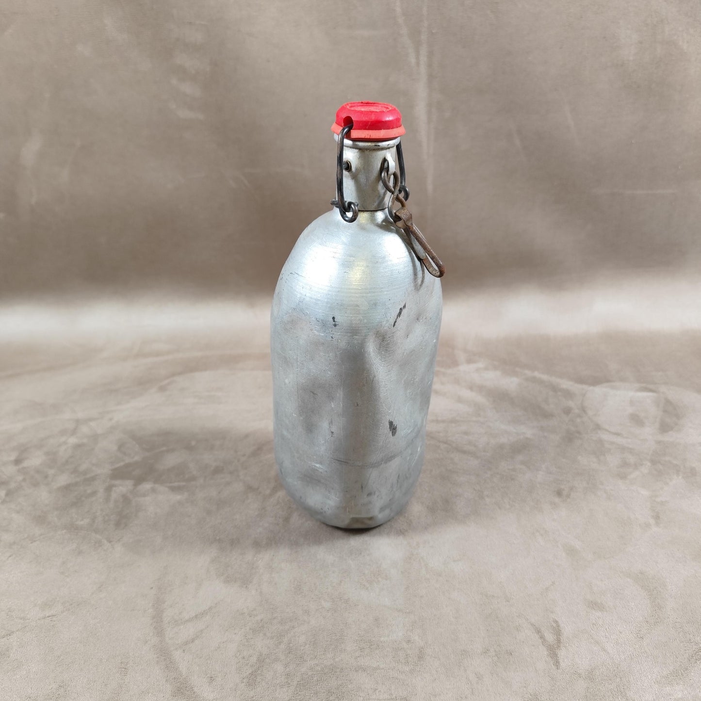 Gourde avec bouchon mécanique en aluminium Made in France Vintage 1960