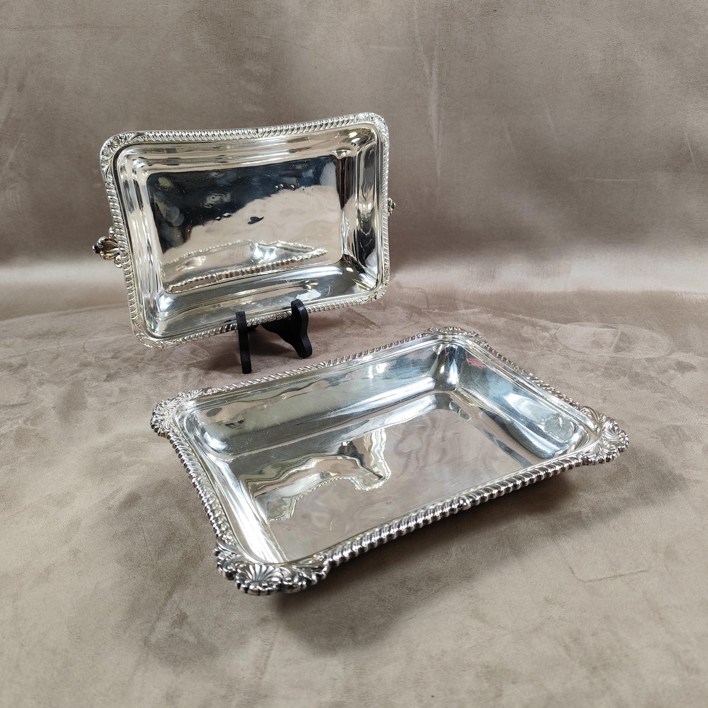 VERY RARE Magnifique Plat de service en Métal Argenté avec Poinçon d'Orfèvre Walker & Hall Sheffield Made in England Vintage 1900
