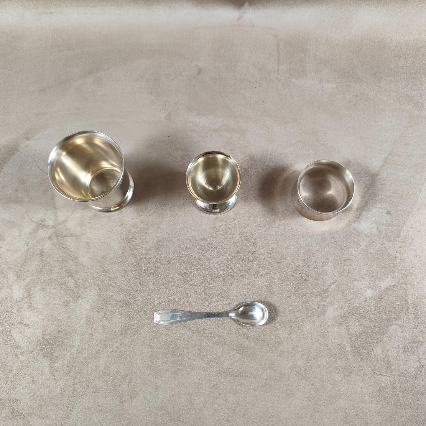 Ecrin Timbale de baptêmes, coquetier, cuillère rond de serviette en métal argenté Poinçon d'orfèvre Made in France Vintage 1900