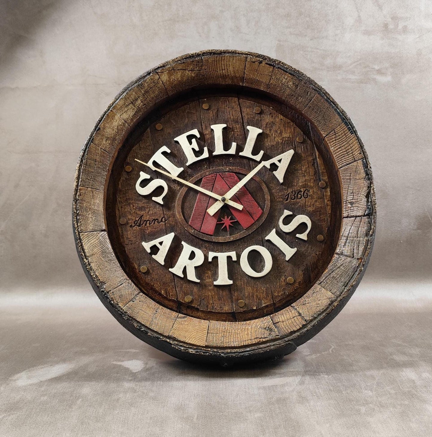 Horloge Bière Stella Artois en forme de tonneau Made in France Vintage 1980