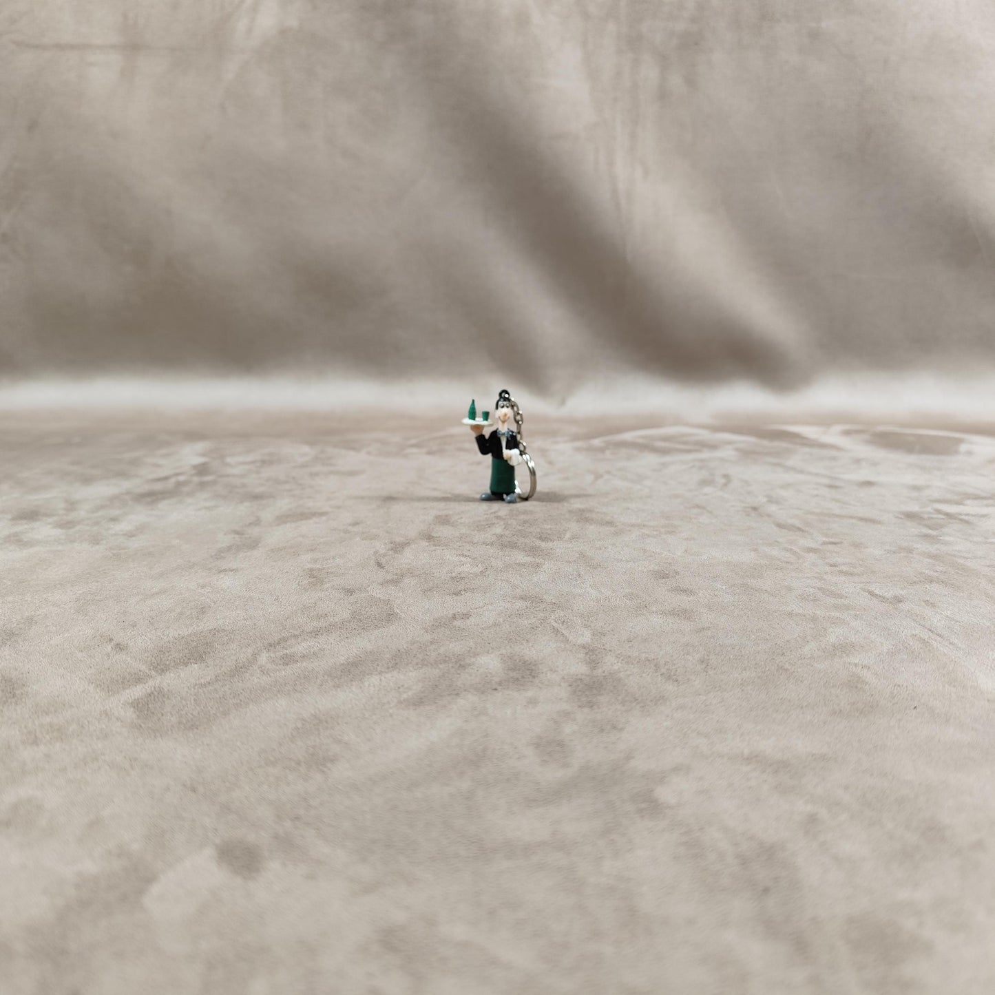 Porte clés Publicitaire en plastique Perrier en forme de serveur parisien vintage Made in France 1980