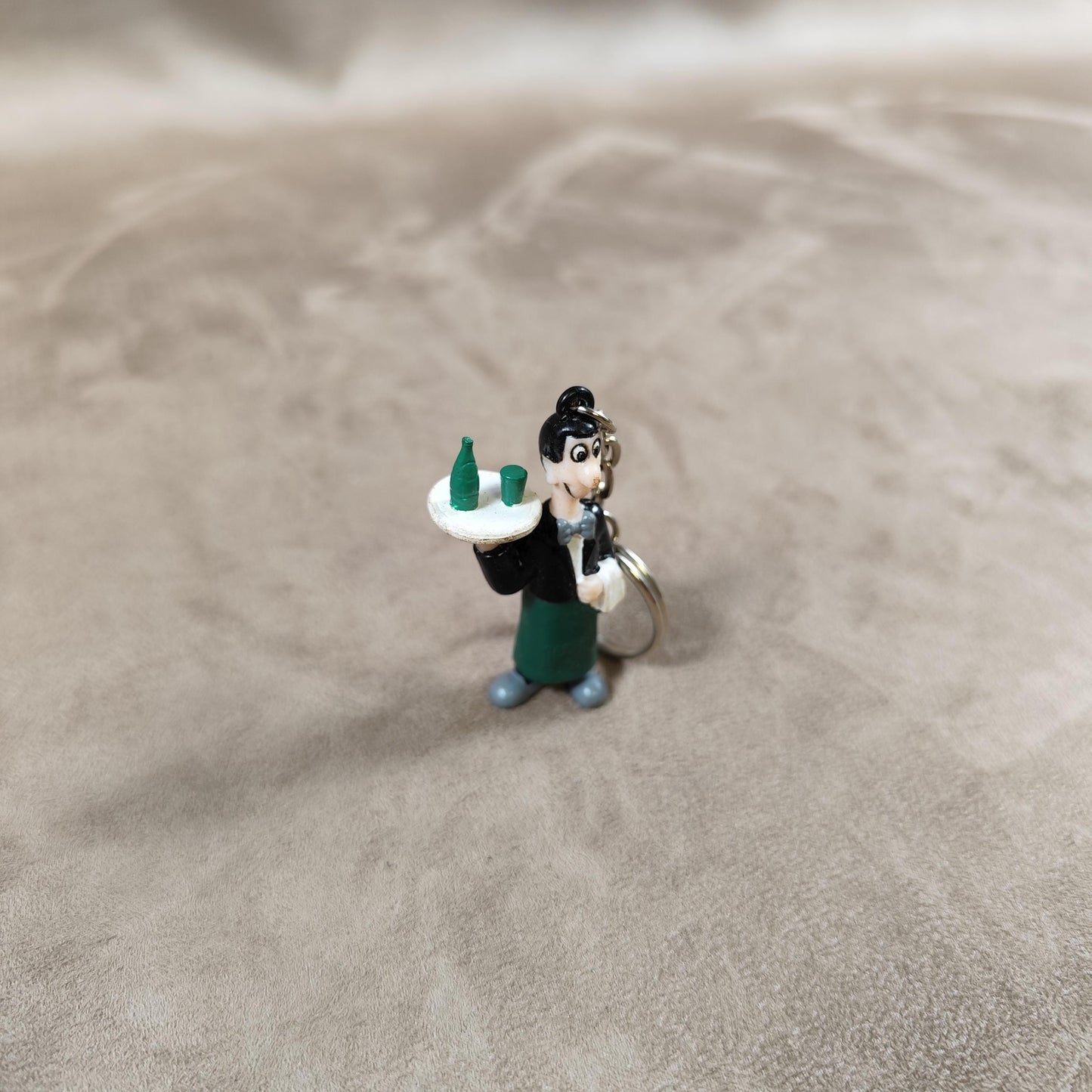 Porte clés Publicitaire en plastique Perrier en forme de serveur parisien vintage Made in France 1980