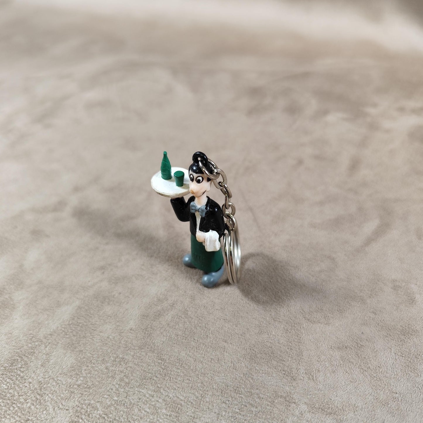 Porte clés Publicitaire en plastique Perrier en forme de serveur parisien vintage Made in France 1980