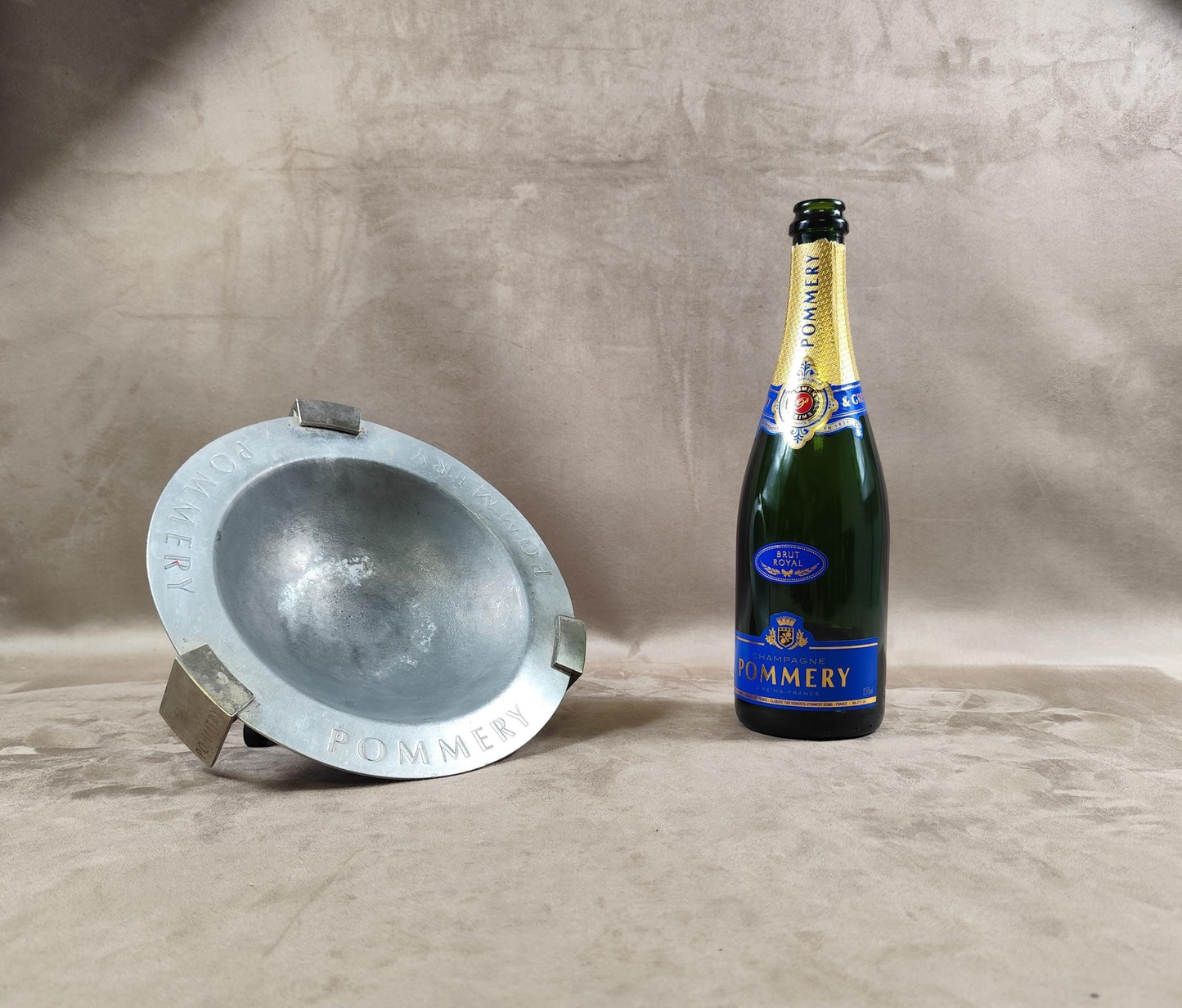 Cendrier XXL publicitaire Champagne Pommery en métal Made in France Vintage 1970