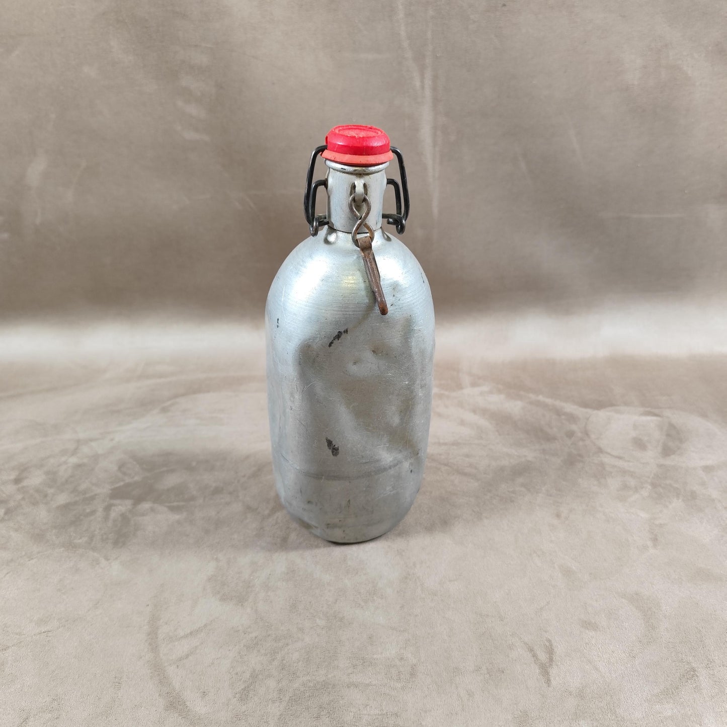 Gourde avec bouchon mécanique en aluminium Made in France Vintage 1960