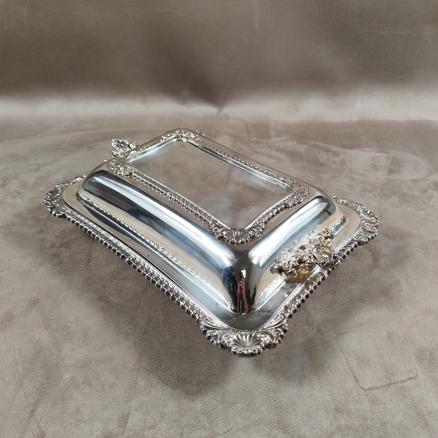 VERY RARE Magnifique Plat de service en Métal Argenté avec Poinçon d'Orfèvre Walker & Hall Sheffield Made in England Vintage 1900