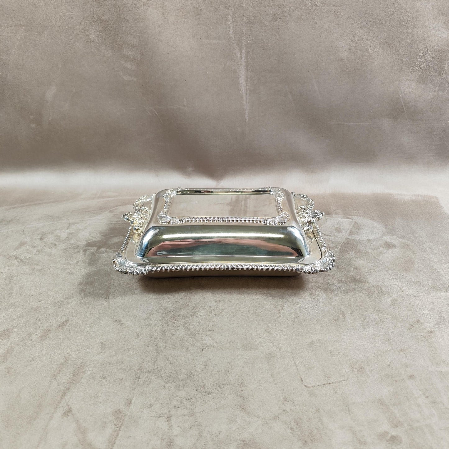 VERY RARE Magnifique Plat de service en Métal Argenté avec Poinçon d'Orfèvre Walker & Hall Sheffield Made in England Vintage 1900
