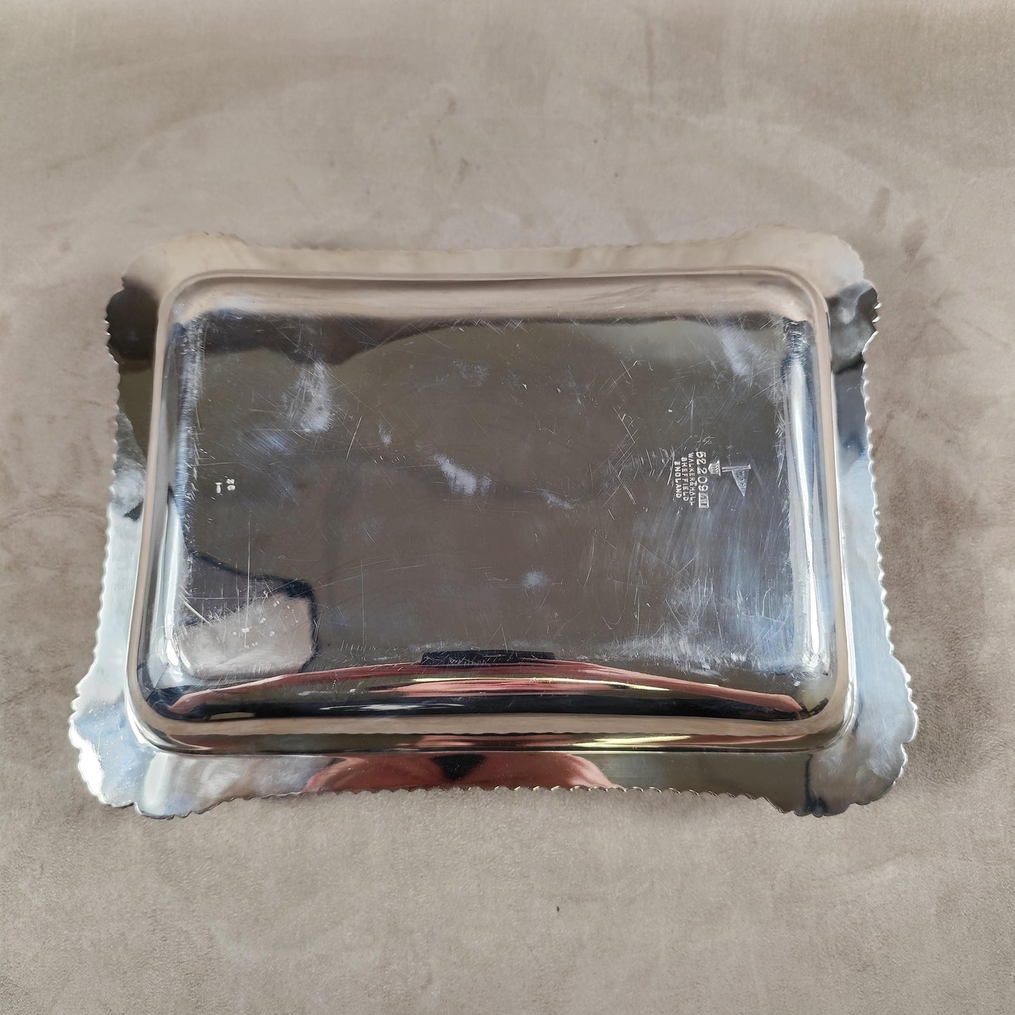 VERY RARE Magnifique Plat de service en Métal Argenté avec Poinçon d'Orfèvre Walker & Hall Sheffield Made in England Vintage 1900