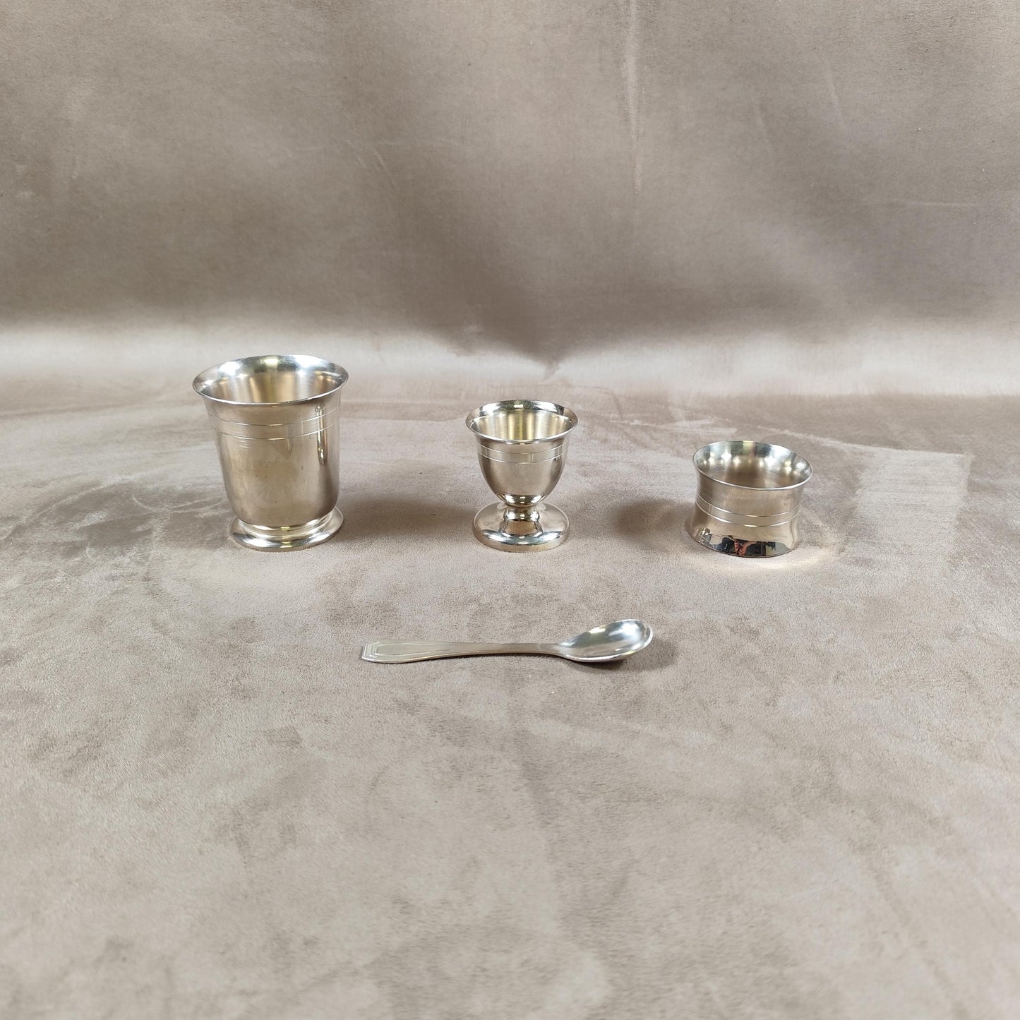 Ecrin Timbale de baptêmes, coquetier, cuillère rond de serviette en métal argenté Poinçon d'orfèvre Made in France Vintage 1900