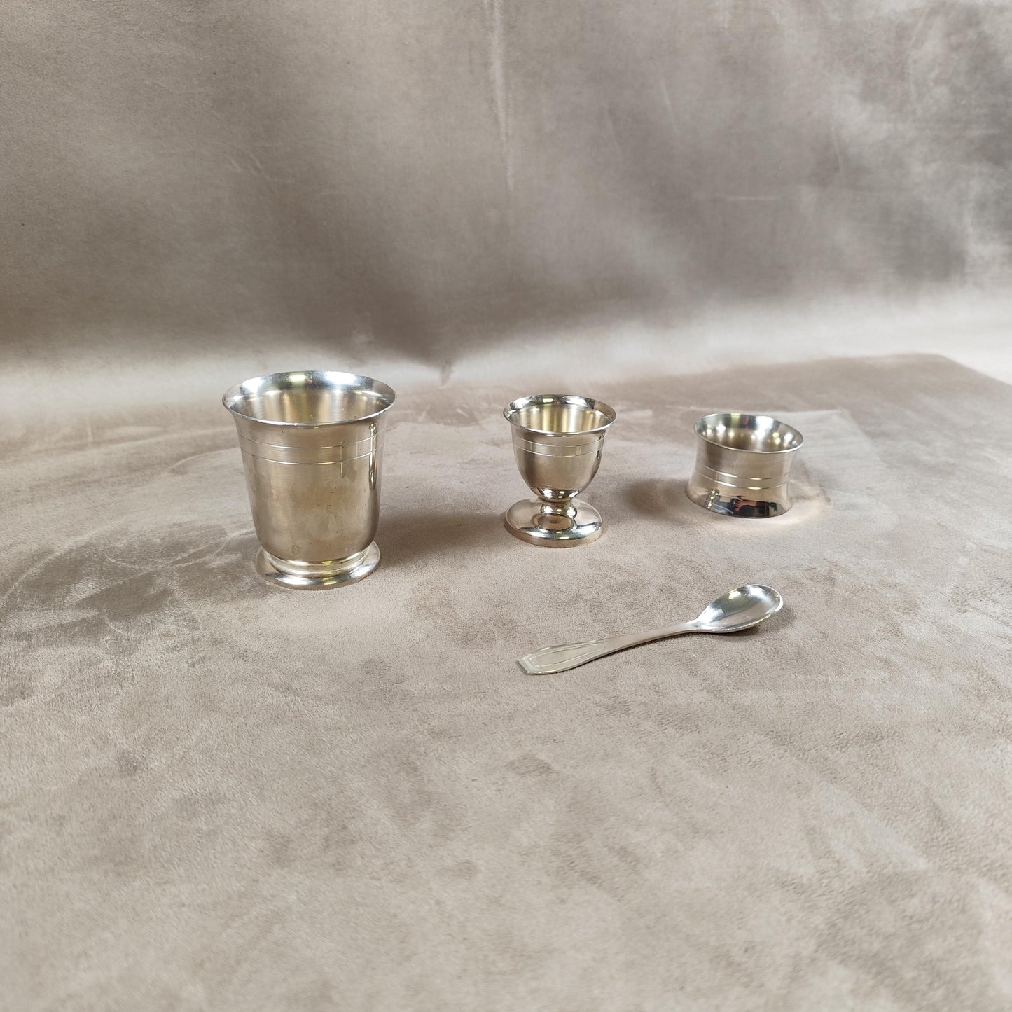 Ecrin Timbale de baptêmes, coquetier, cuillère rond de serviette en métal argenté Poinçon d'orfèvre Made in France Vintage 1900