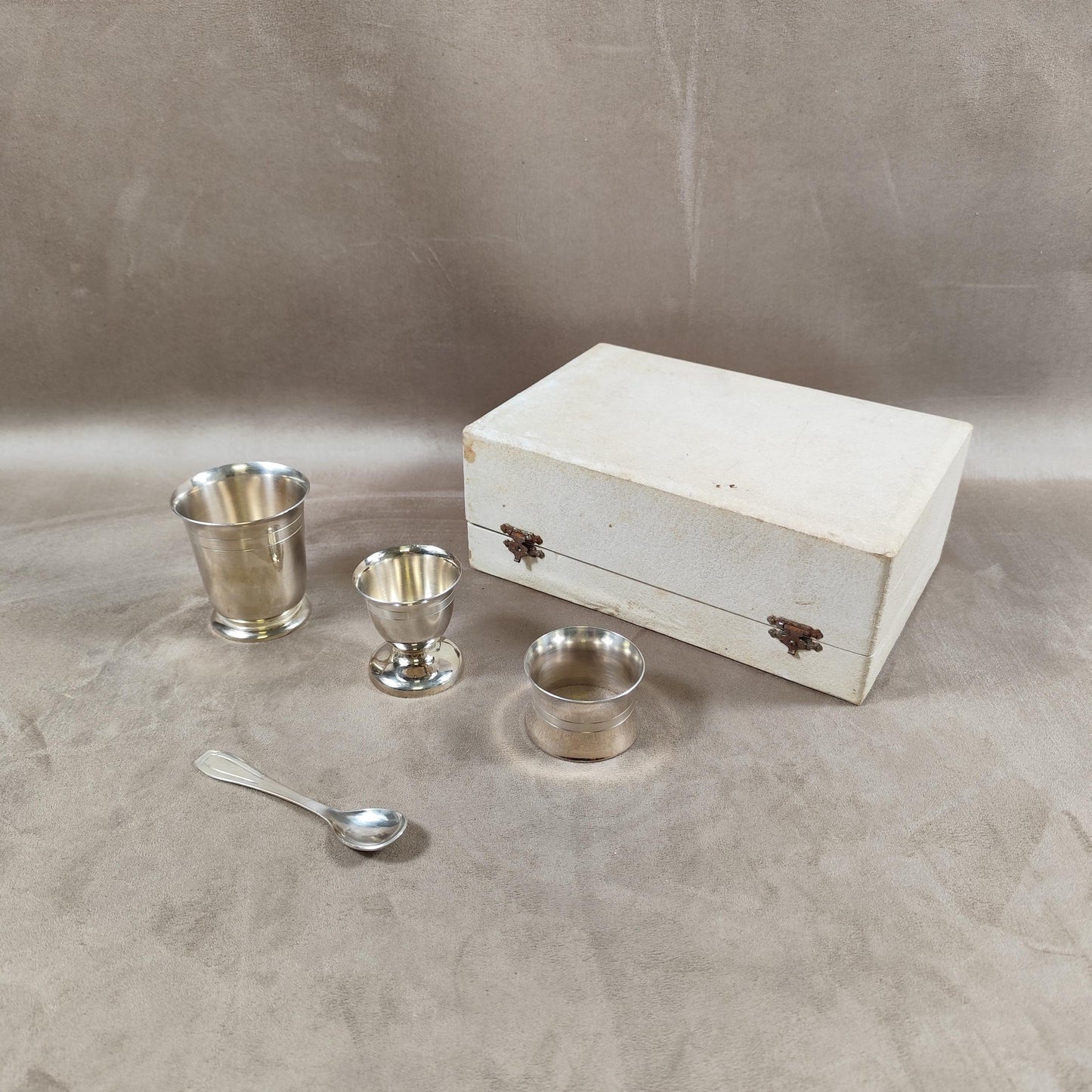 Ecrin Timbale de baptêmes, coquetier, cuillère rond de serviette en métal argenté Poinçon d'orfèvre Made in France Vintage 1900