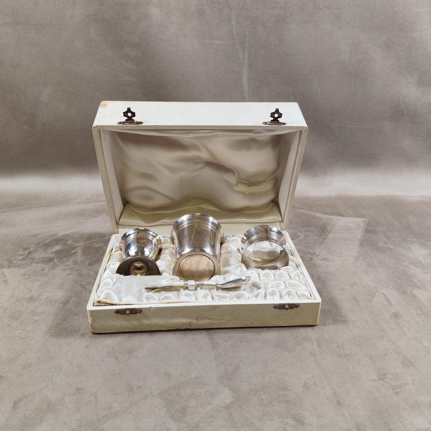 Ecrin Timbale de baptêmes, coquetier, cuillère rond de serviette en métal argenté Poinçon d'orfèvre Made in France Vintage 1900