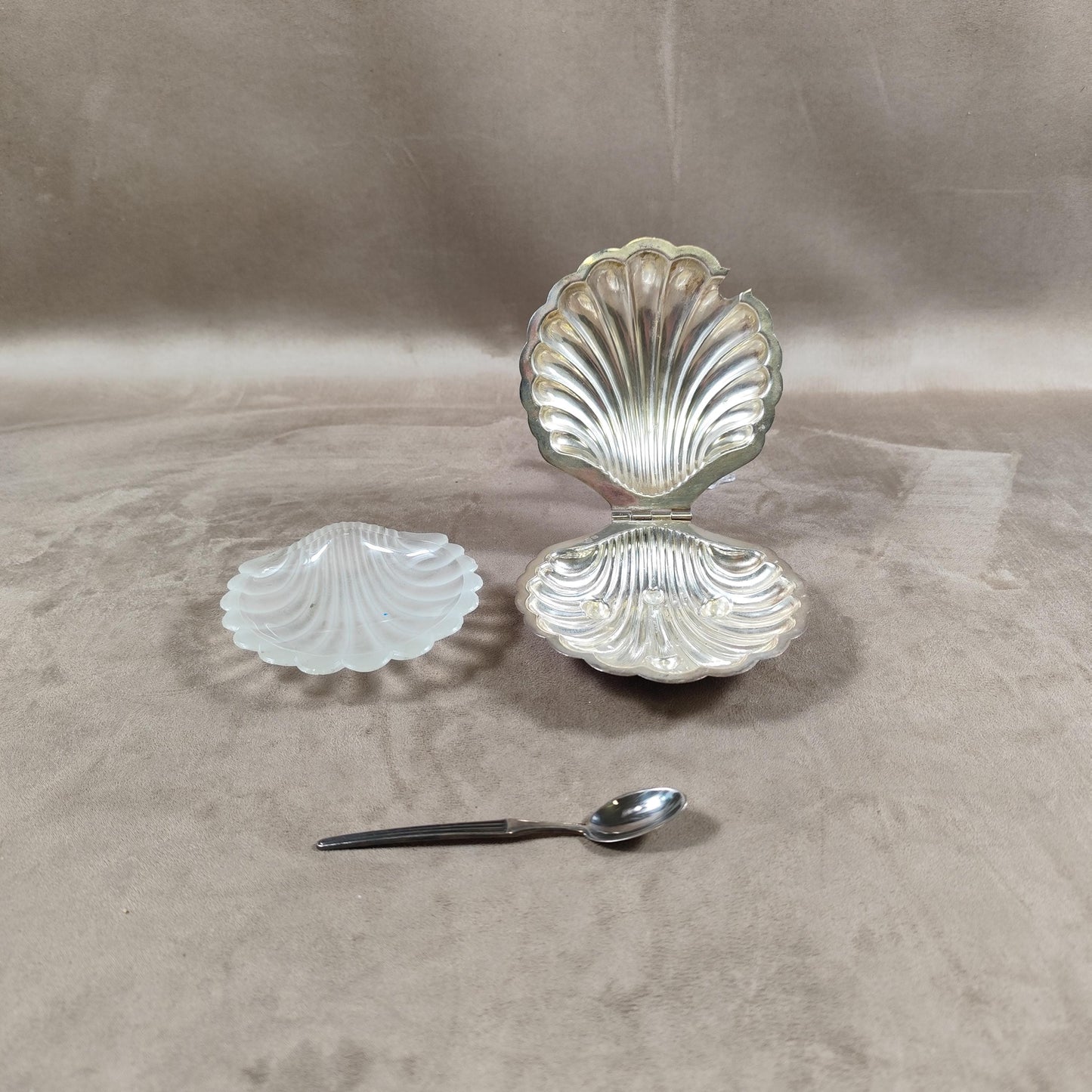 Beurrier en métal argenté poinçon d'orfèvre en forme de coquillage Made in England Vintage 1900