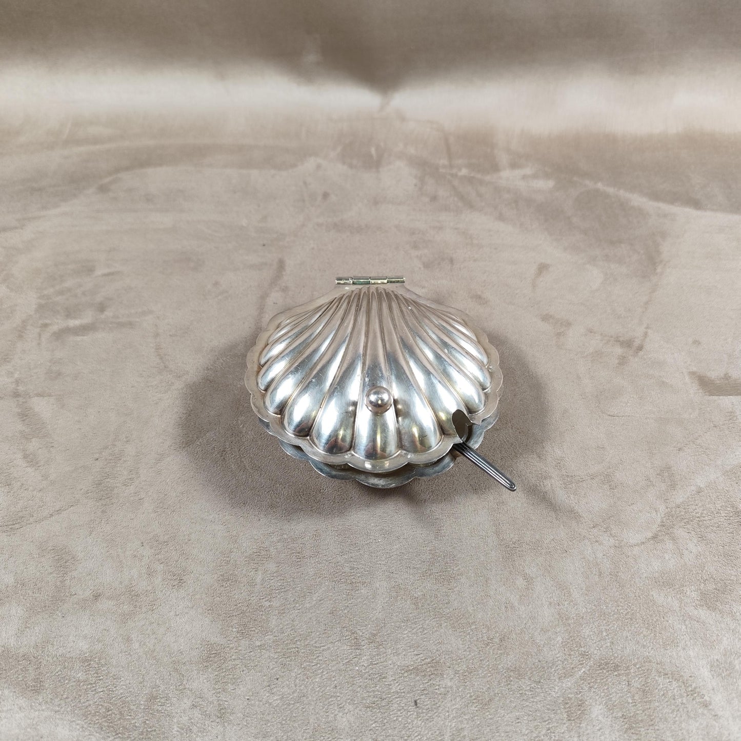 Beurrier en métal argenté poinçon d'orfèvre en forme de coquillage Made in England Vintage 1900