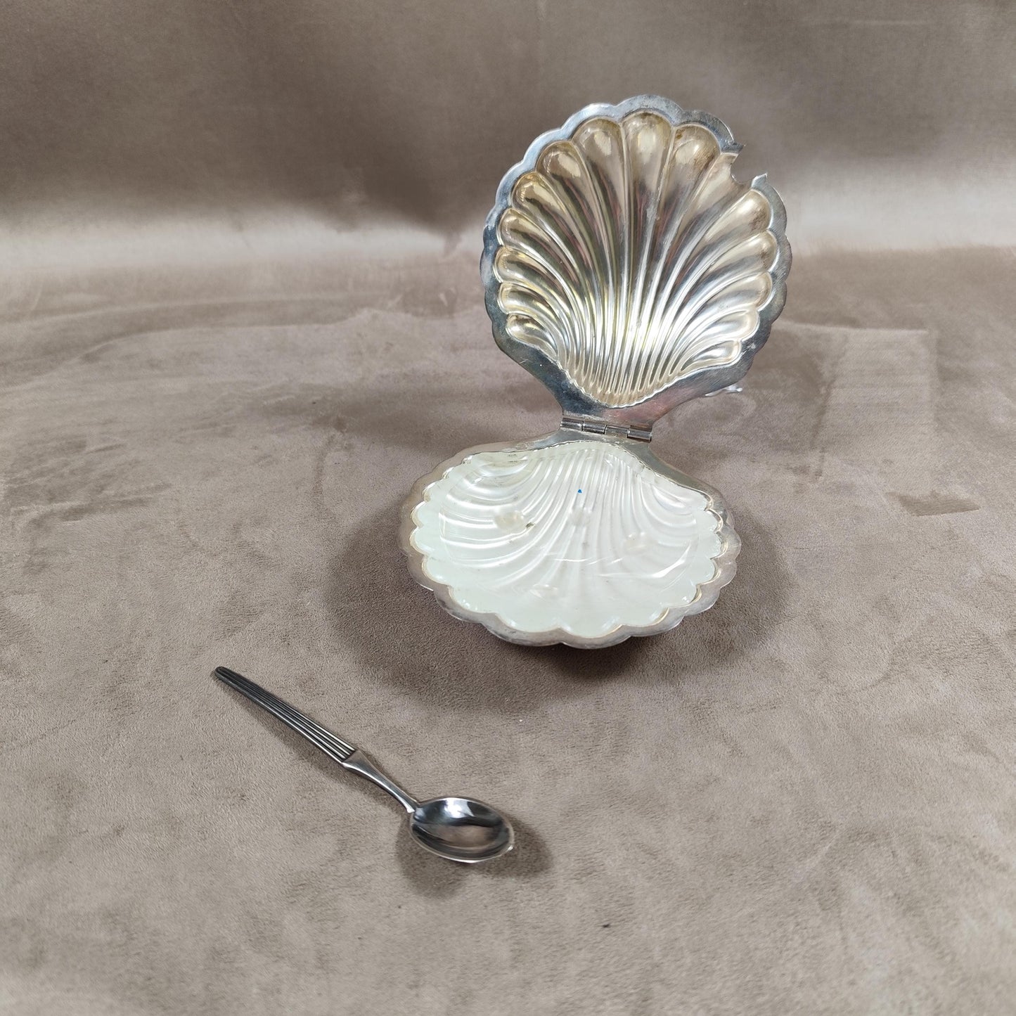Beurrier en métal argenté poinçon d'orfèvre en forme de coquillage Made in England Vintage 1900