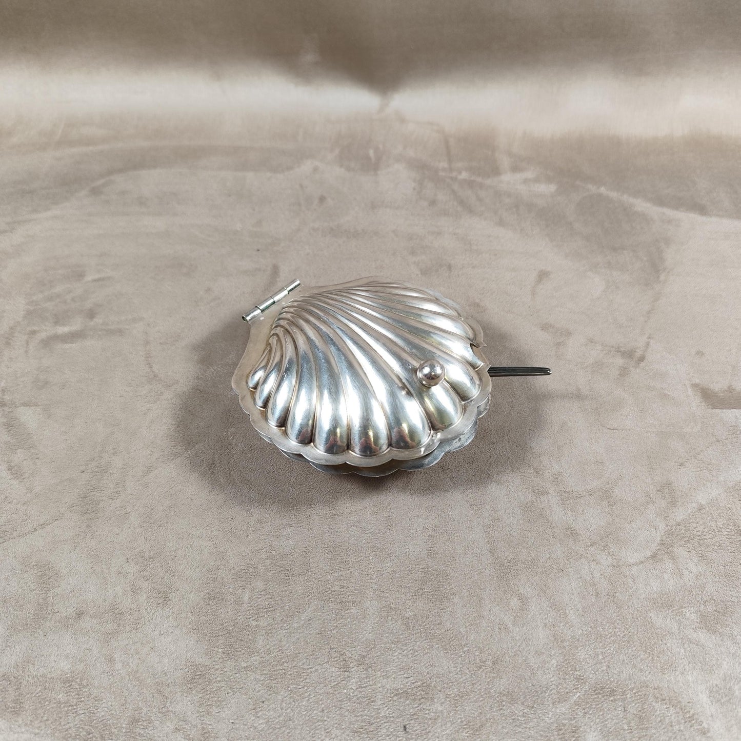 Beurrier en métal argenté poinçon d'orfèvre en forme de coquillage Made in England Vintage 1900