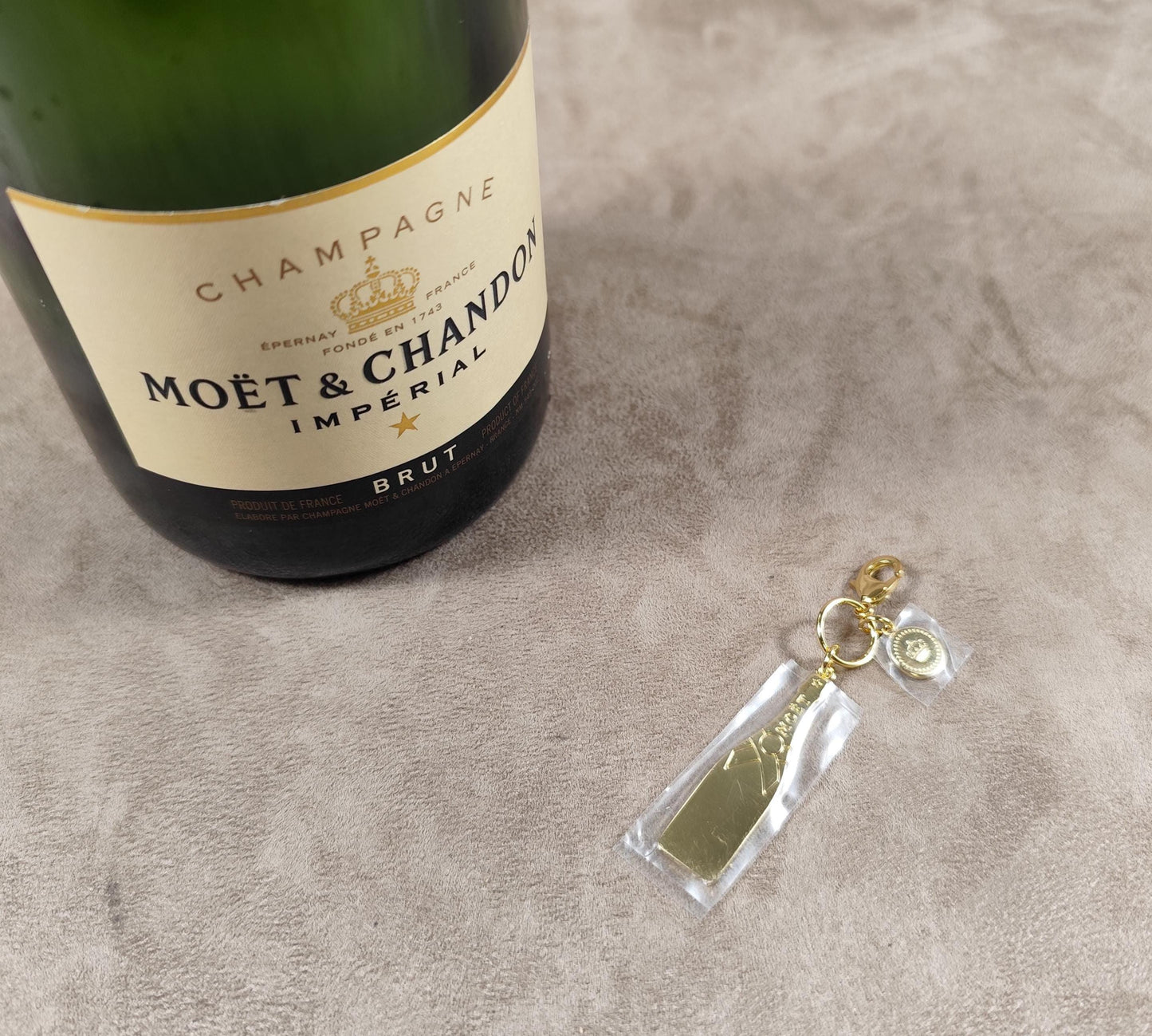 Porte clés charms Publicitaire en métal doré Champagne Moet et Chandon vintage