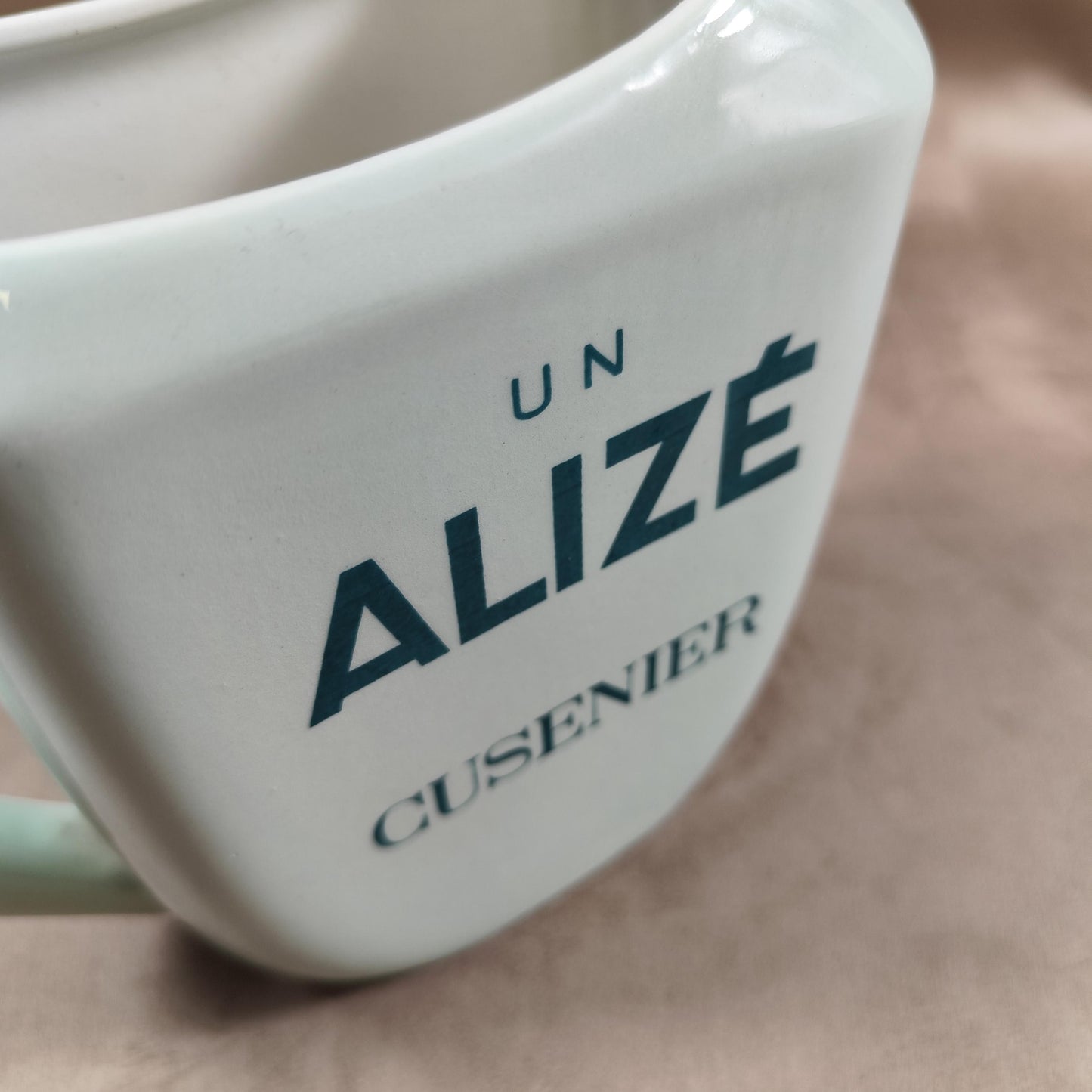 Cruche publicitaire Alizé CUSENIER en faience Made in France Vintage 1970