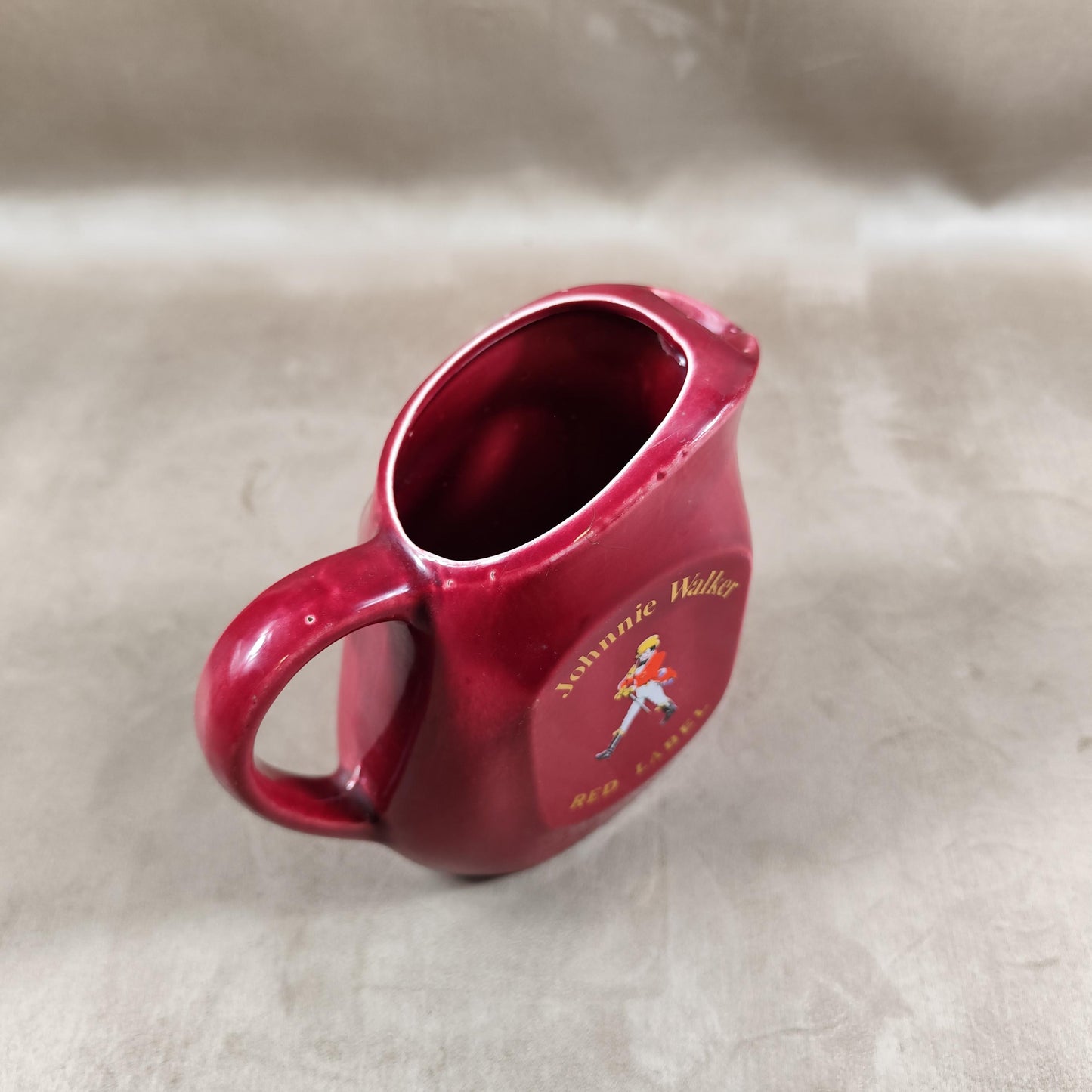 Pichet Whisky Johnnie Walker en céramique rouge par le Moulin des Loups Made in France Vintage 1970