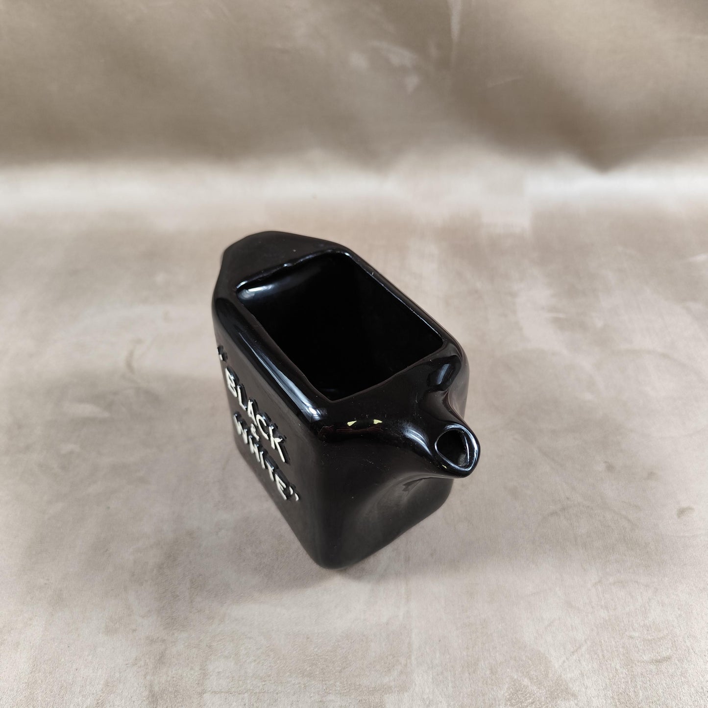 Cruche publicitaire en céramique Whisky Black & White Made in England vintage 1980