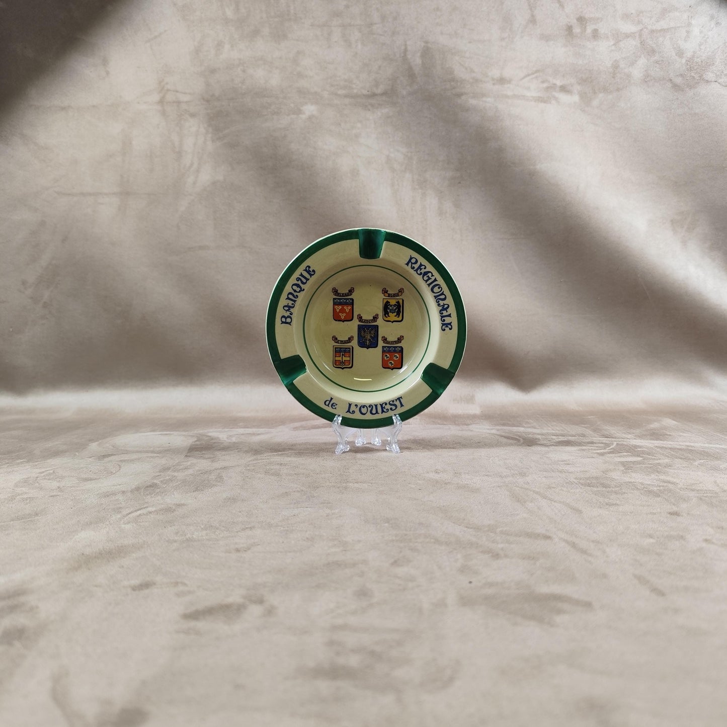 Cendrier en faience de Gien à décor des banques régionales de l'ouest de la France 1950