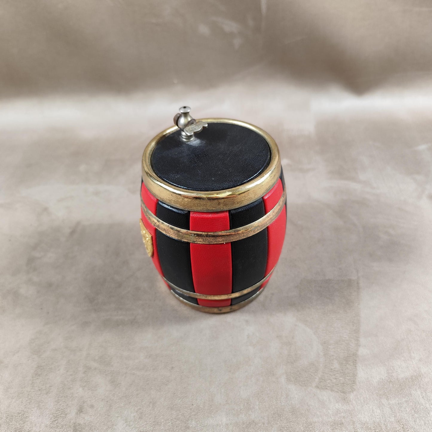 Distributeur de cigarette vintage en laiton et cuir noir et rouge Circa 1960