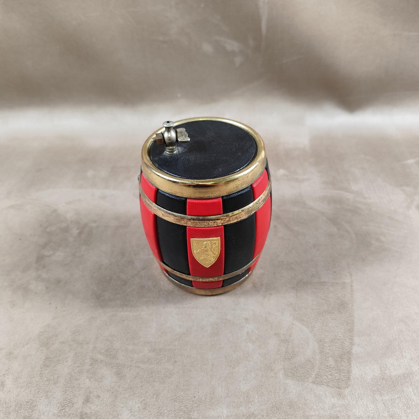 Distributeur de cigarette vintage en laiton et cuir noir et rouge Circa 1960