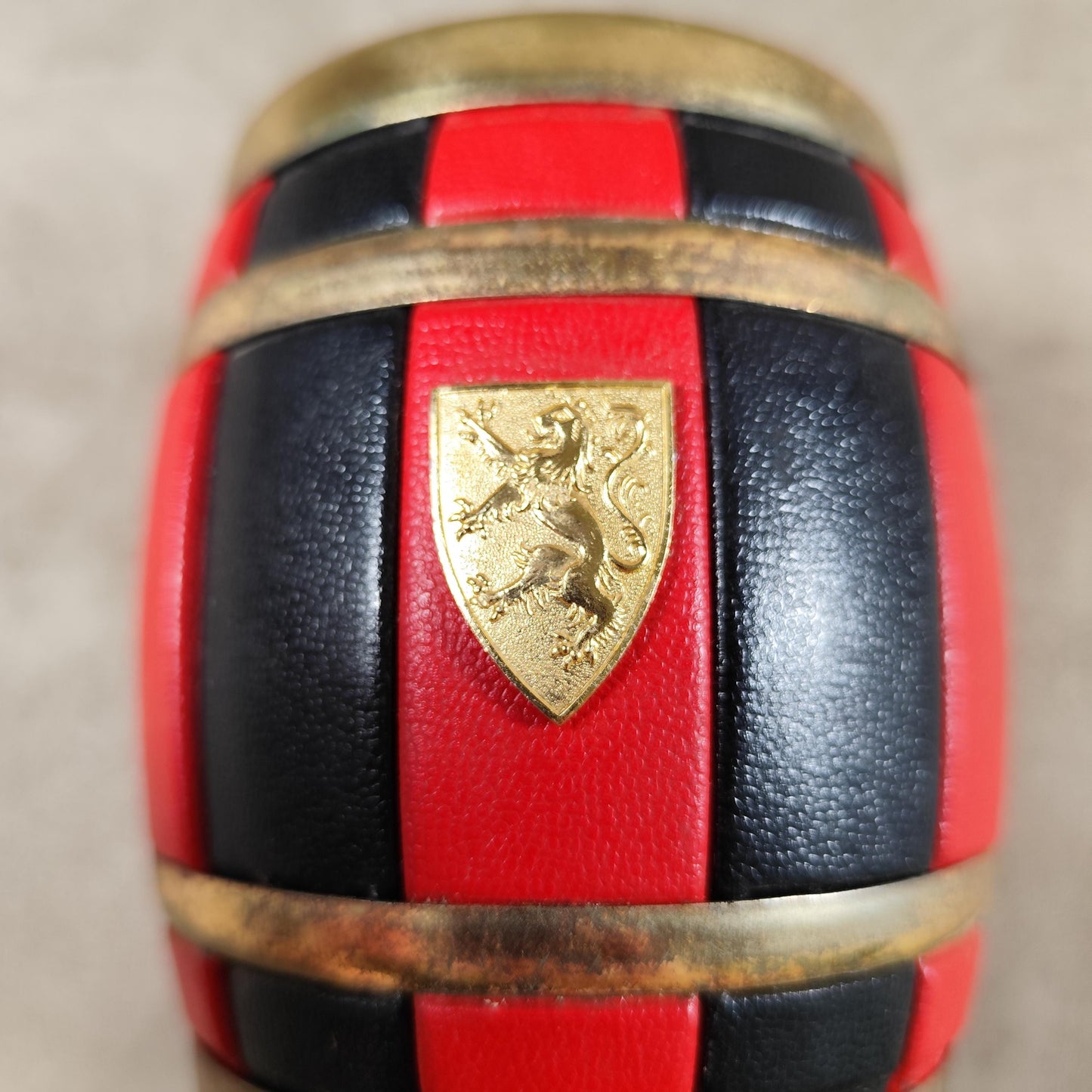 Distributeur de cigarette vintage en laiton et cuir noir et rouge Circa 1960