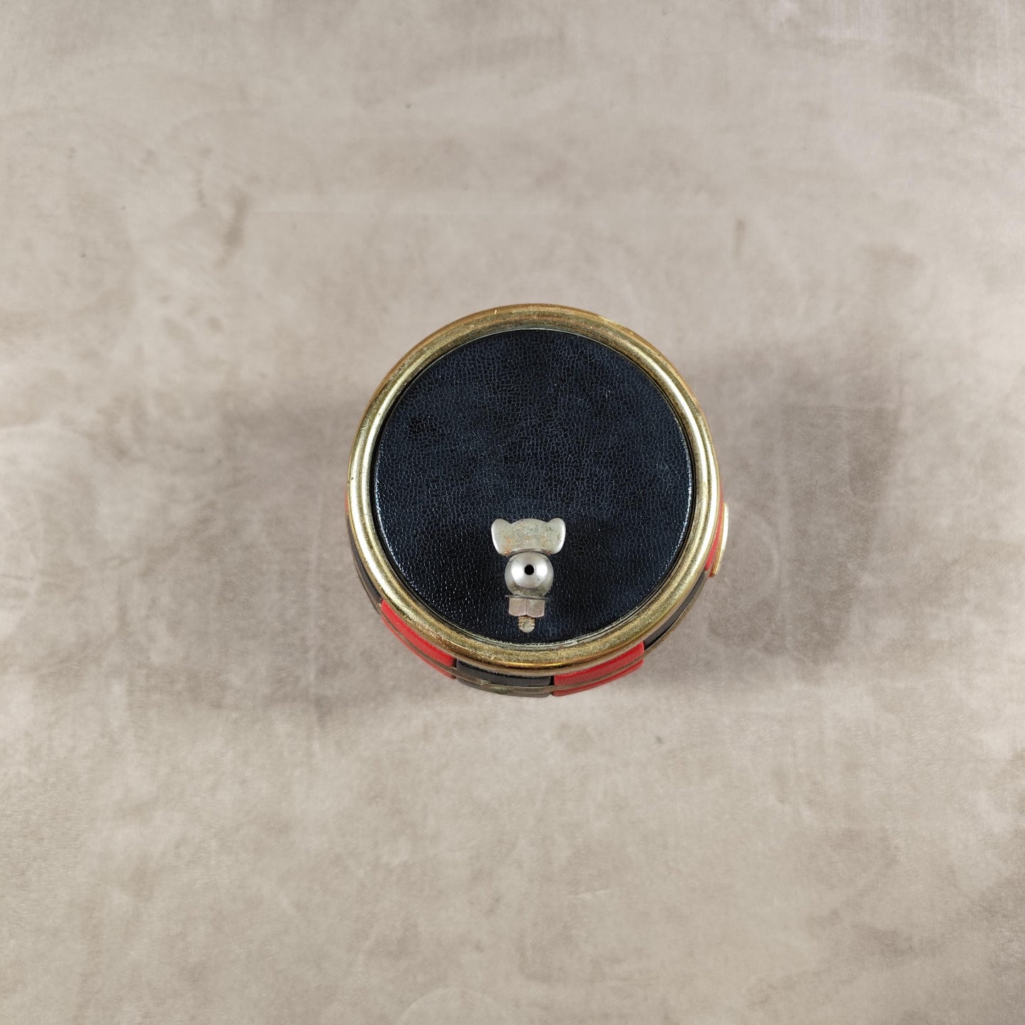 Distributeur de cigarette vintage en laiton et cuir noir et rouge Circa 1960