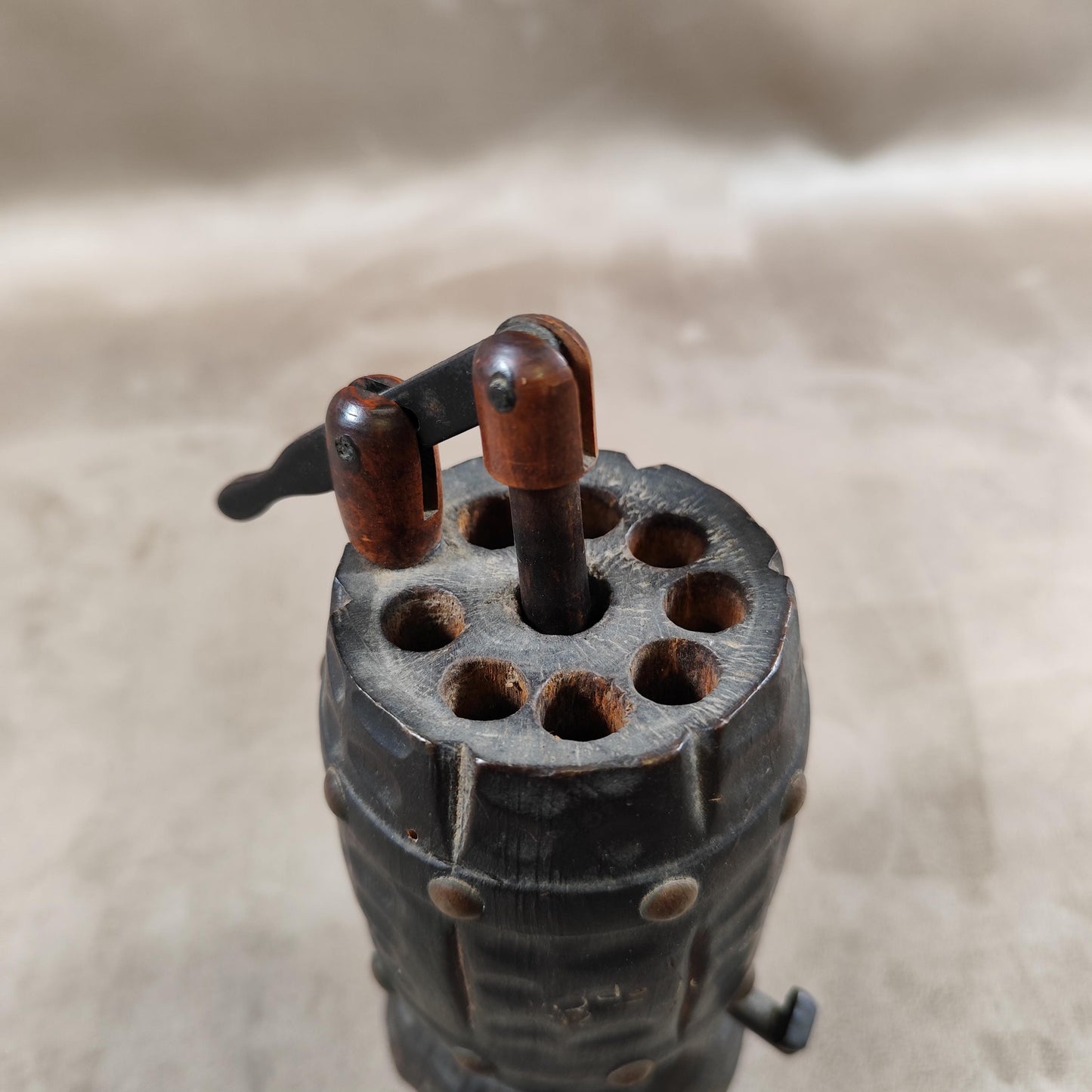 Distributeur boite à cigarette en bois en forme de tonneau vintage Made in France