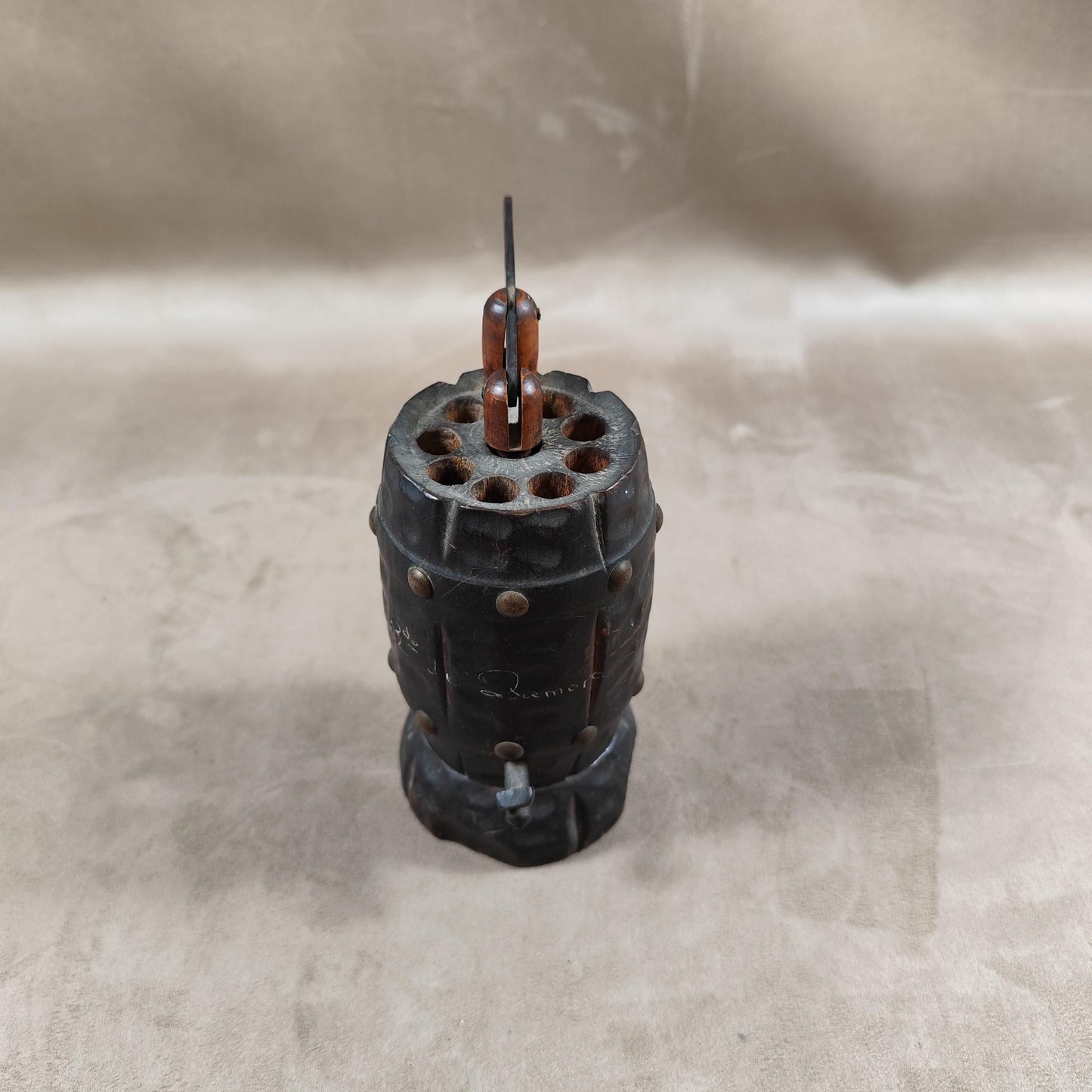 Distributeur boite à cigarette en bois en forme de tonneau vintage Made in France