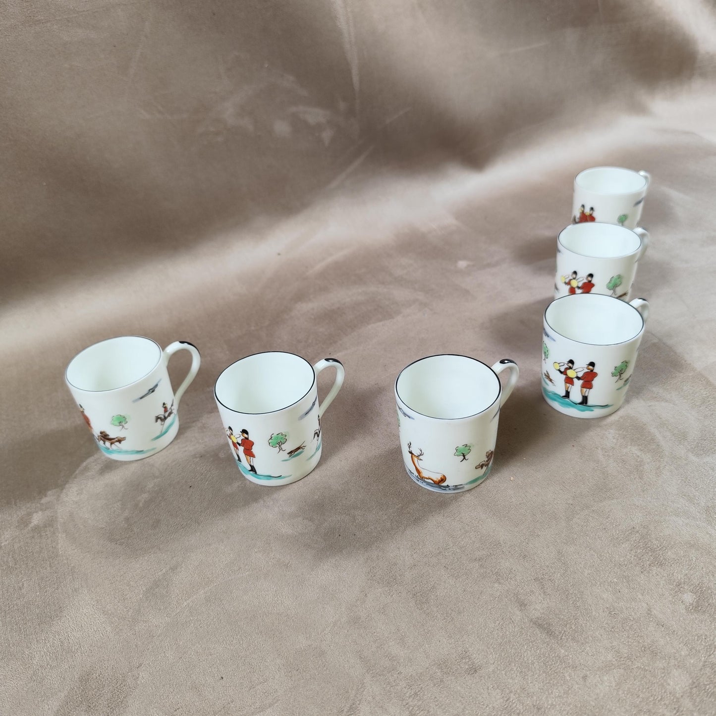 Lot de 6 tasses en porcelaine de Limoges à décor de scene de chasse peintes à la main à Chantilly