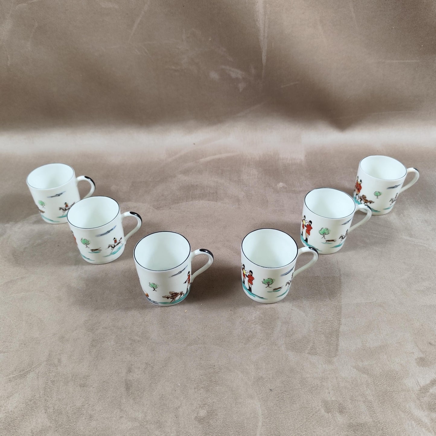 Lot de 6 tasses en porcelaine de Limoges à décor de scene de chasse peintes à la main à Chantilly