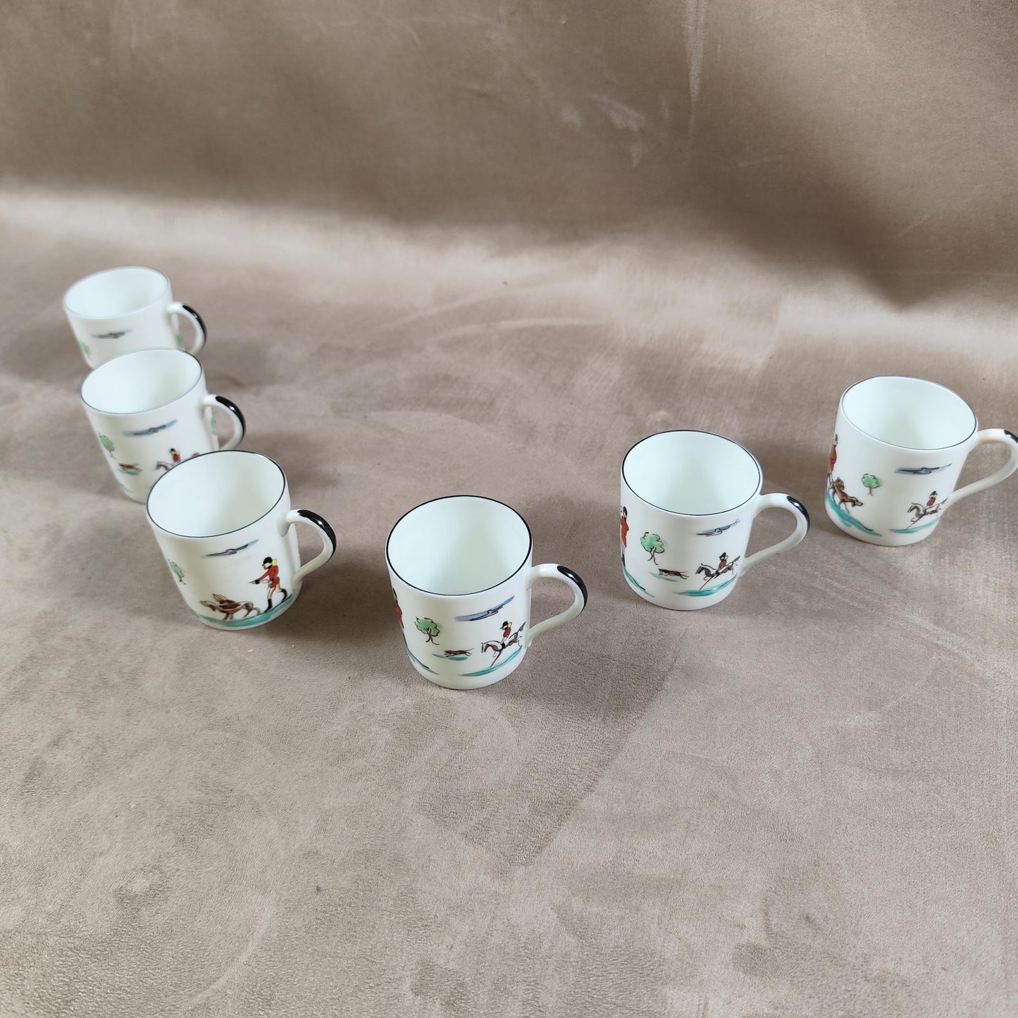 Lot de 6 tasses en porcelaine de Limoges à décor de scene de chasse peintes à la main à Chantilly