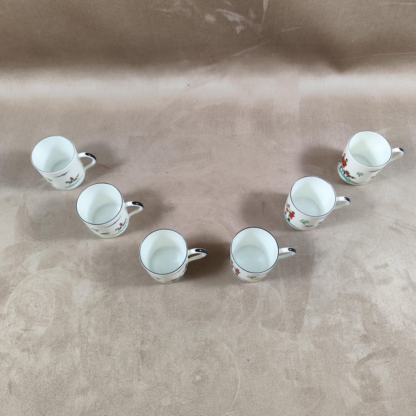 Lot de 6 tasses en porcelaine de Limoges à décor de scene de chasse peintes à la main à Chantilly