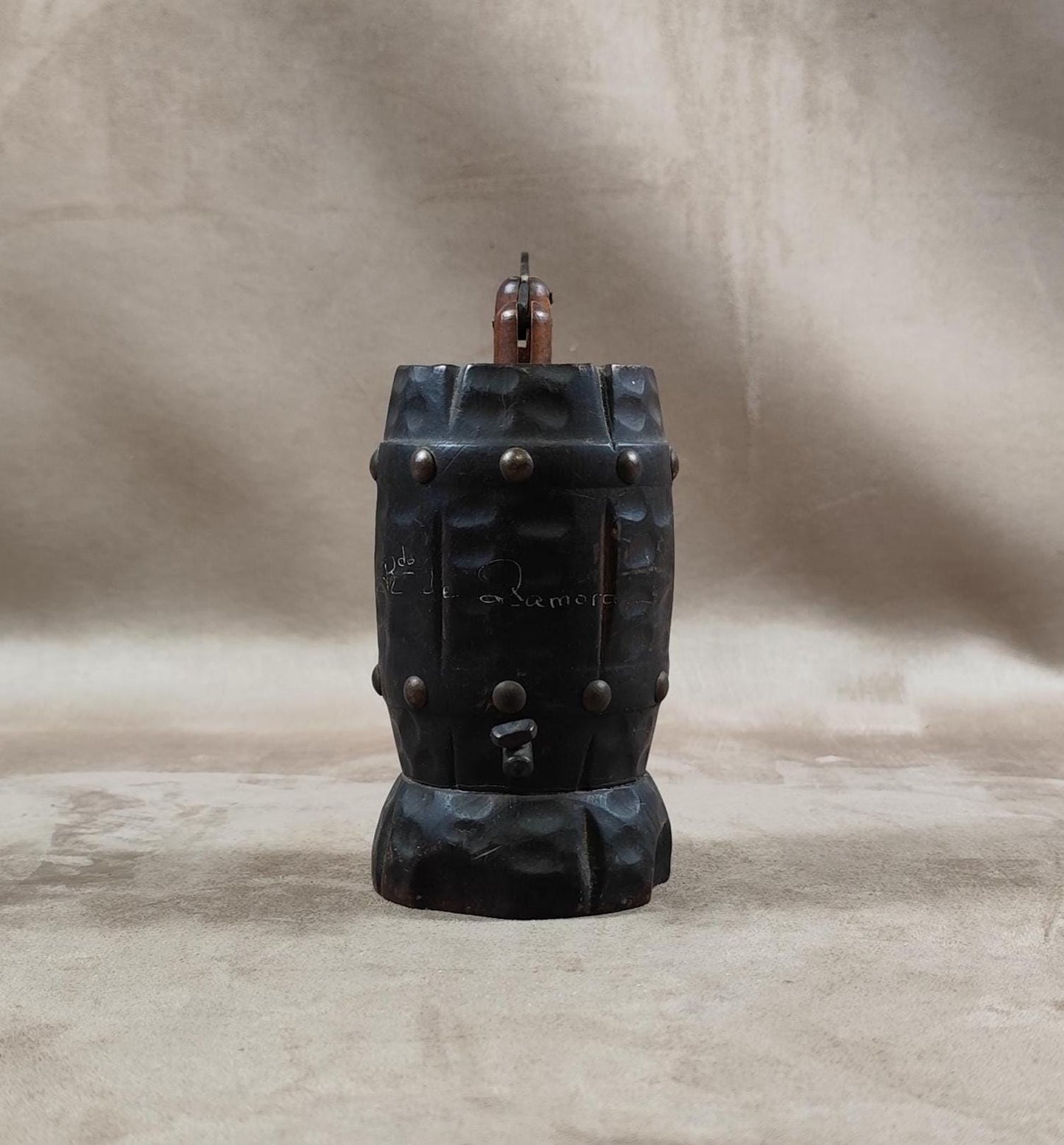 Distributeur boite à cigarette en bois en forme de tonneau vintage Made in France