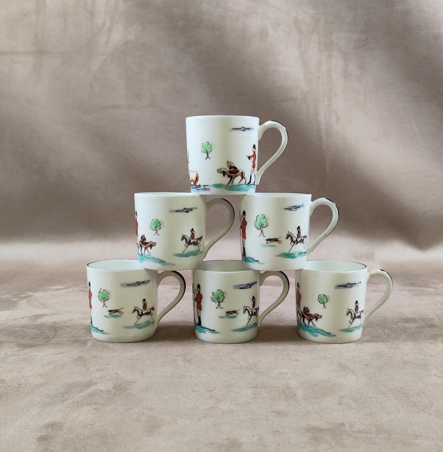 Lot de 6 tasses en porcelaine de Limoges à décor de scene de chasse peintes à la main à Chantilly