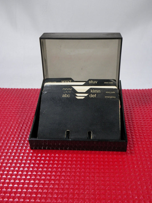 Répertoire téléphonique en plastique noir carré à fiches cartonnées avec couvercle fumé   Année 1970