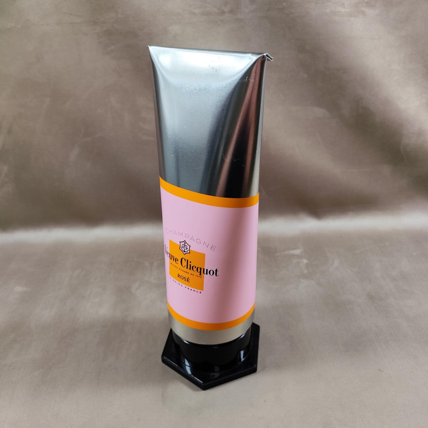 Etui isotherme pour de bouteille de Champagne Veuve Clicquot Rosé en forme de tube de gouache Made in France Vintage 2000