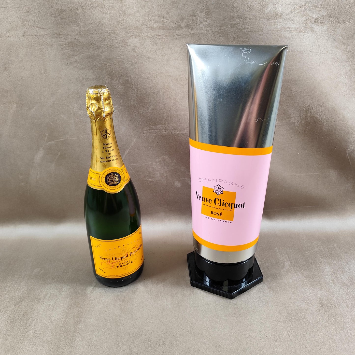Etui isotherme pour de bouteille de Champagne Veuve Clicquot Rosé en forme de tube de gouache Made in France Vintage 2000