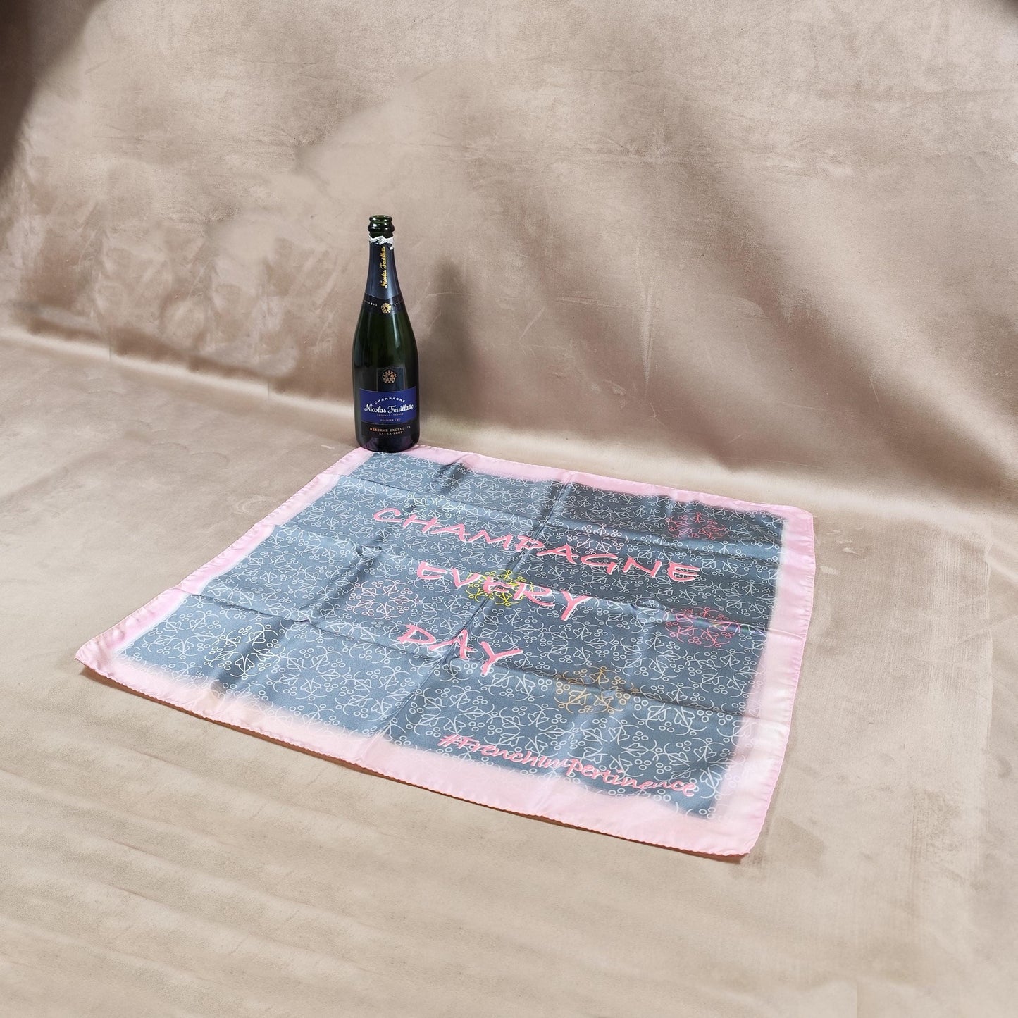 RARE Foulard en soie Champagne Nicolas Feuillatte Made in France Vintage 1980