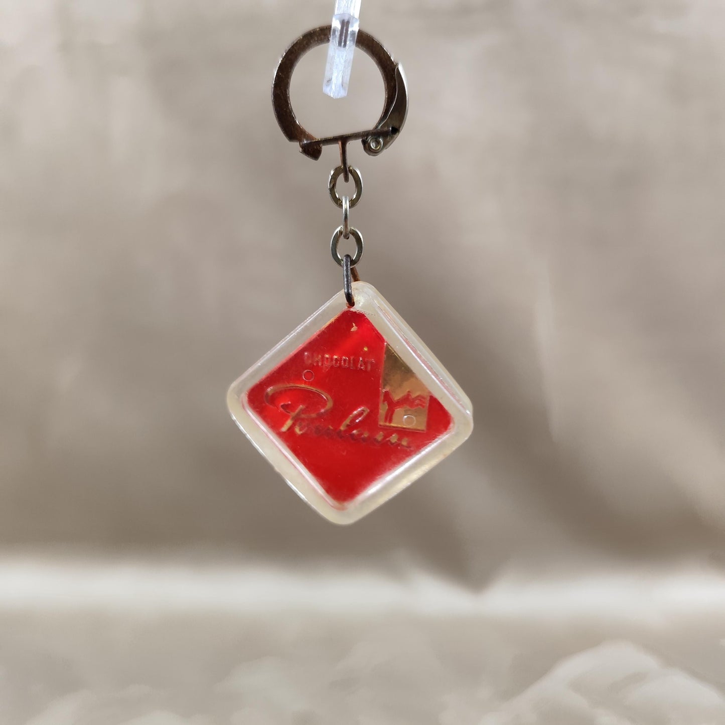 Porte clés Publicitaire Chocolat Poulain avec une vraie fève de cacao Made in France Vintage 1970