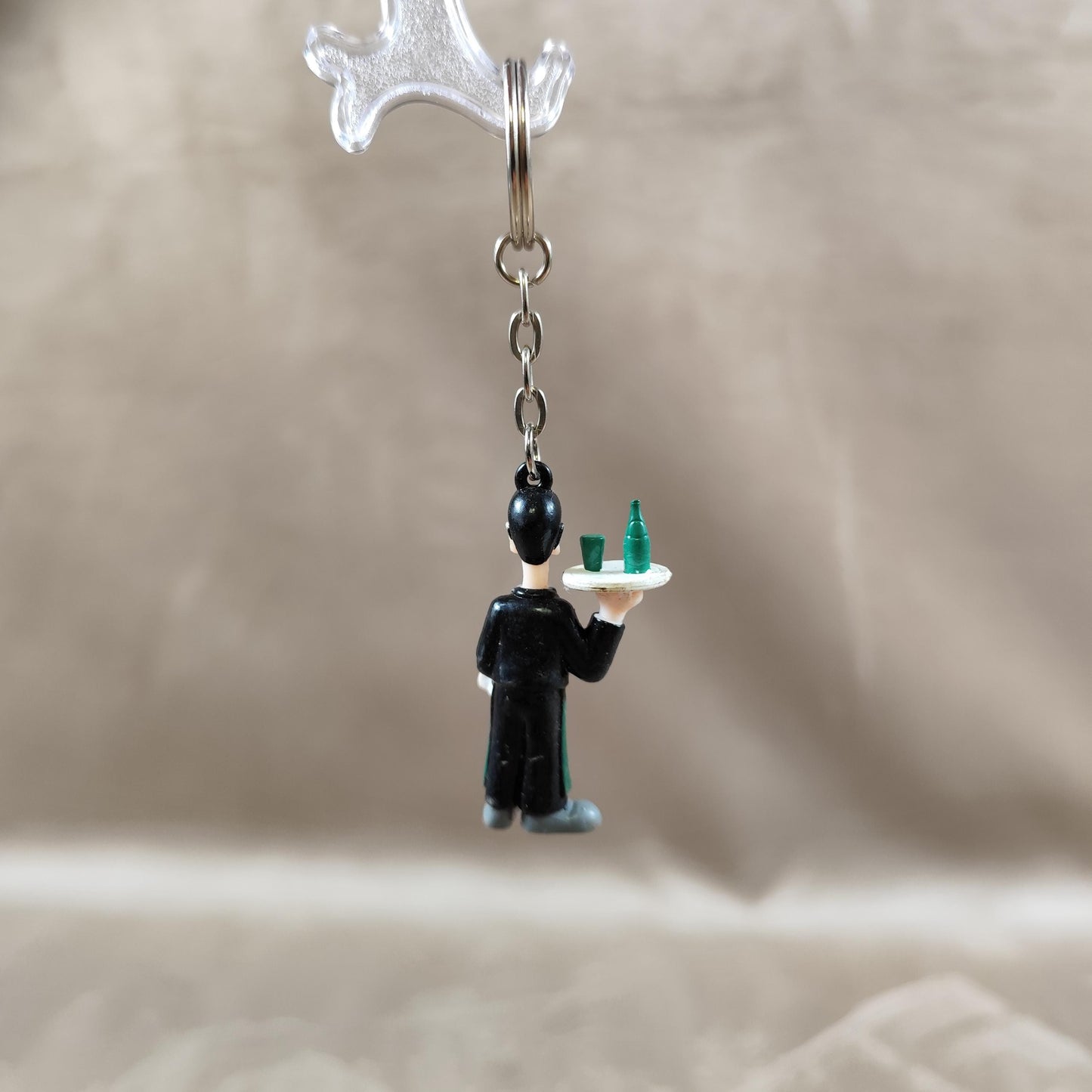 Porte clés Publicitaire en plastique Perrier en forme de serveur parisien vintage Made in France 1980